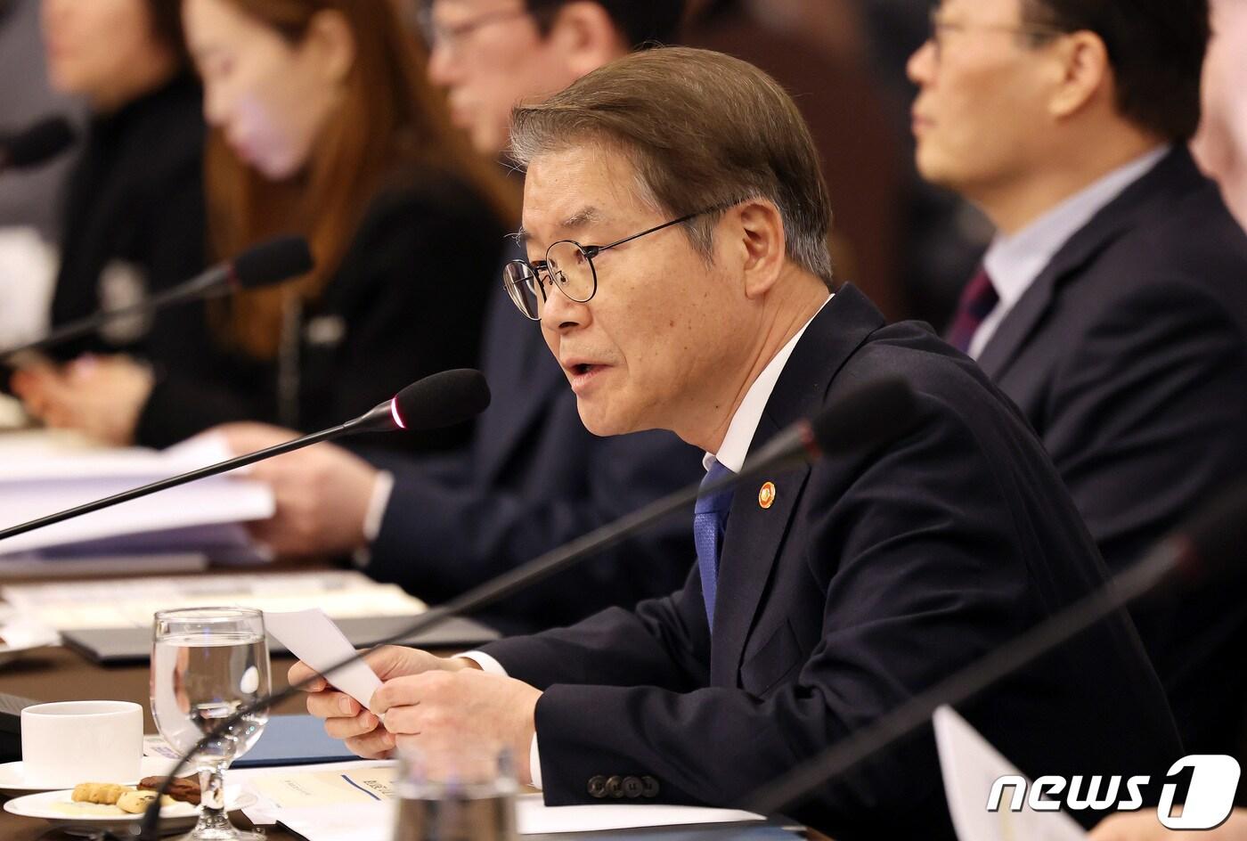 이정식 고용노동부 장관이 28일 오후 서울 중구 로얄호텔서울 그랜드볼룸에서 열린 외국인력 도입·체류지원 강화를 위한 업무 협약 체결식 및 24년 제1차 고용허가제 중앙-지방 협의회에서 인사말을 하고 있다. 2024.2.28/뉴스1 ⓒ News1 이동해 기자