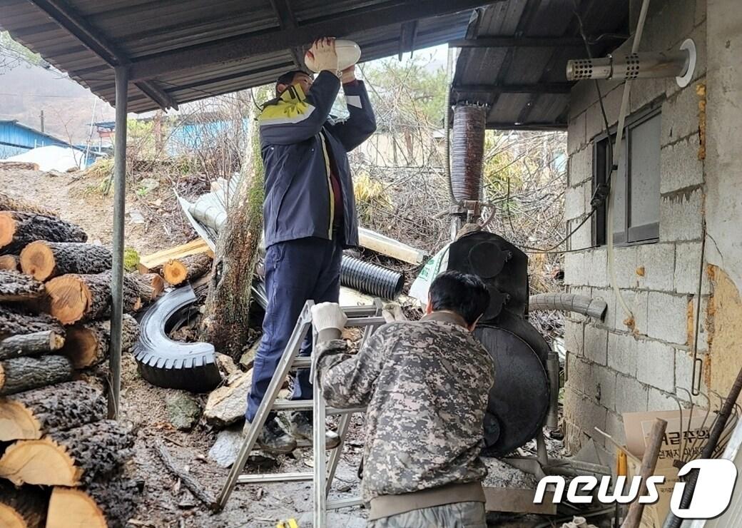 본문 이미지 - 화목보일러 주택 자동확산소화기 설치.(괴산소방서 제공)/뉴스1