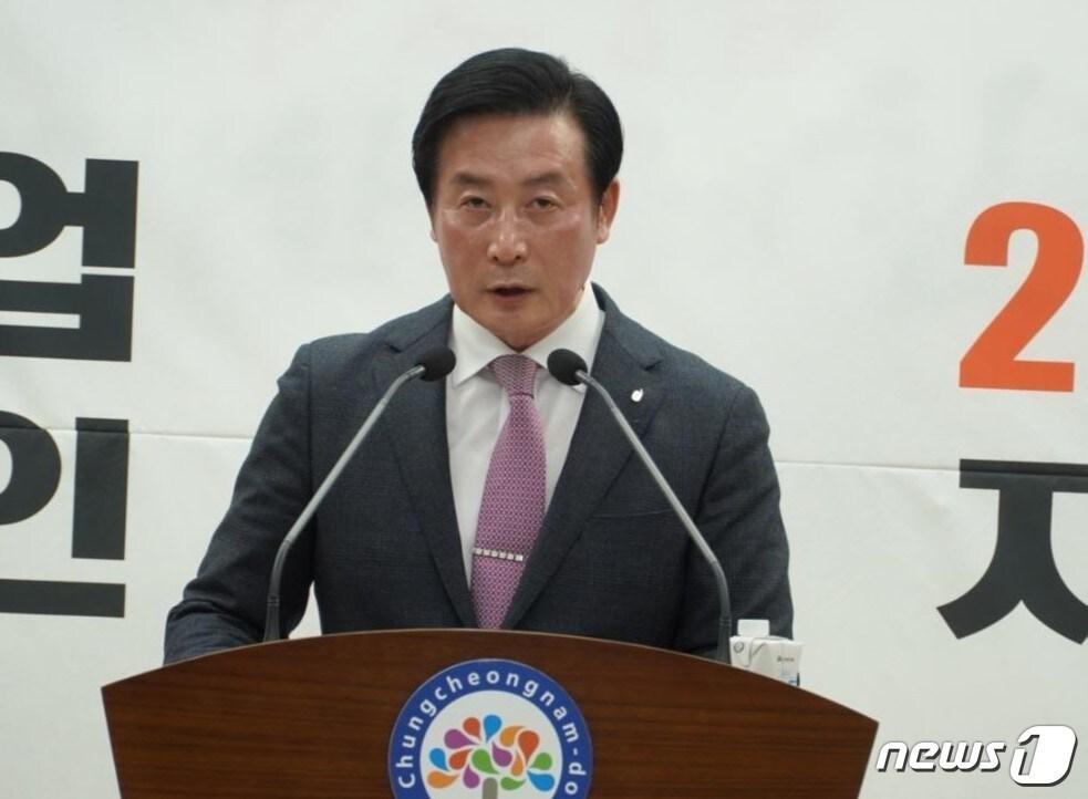 본문 이미지 - 김두중 충남신용보증재단 이사장이 28일 충남도청 프레스센터에서 중소기업과 소상공인 보증지원 규모 확대에 대한 금융정책을 설명하고 있다. (충남신보 제공)/뉴스1