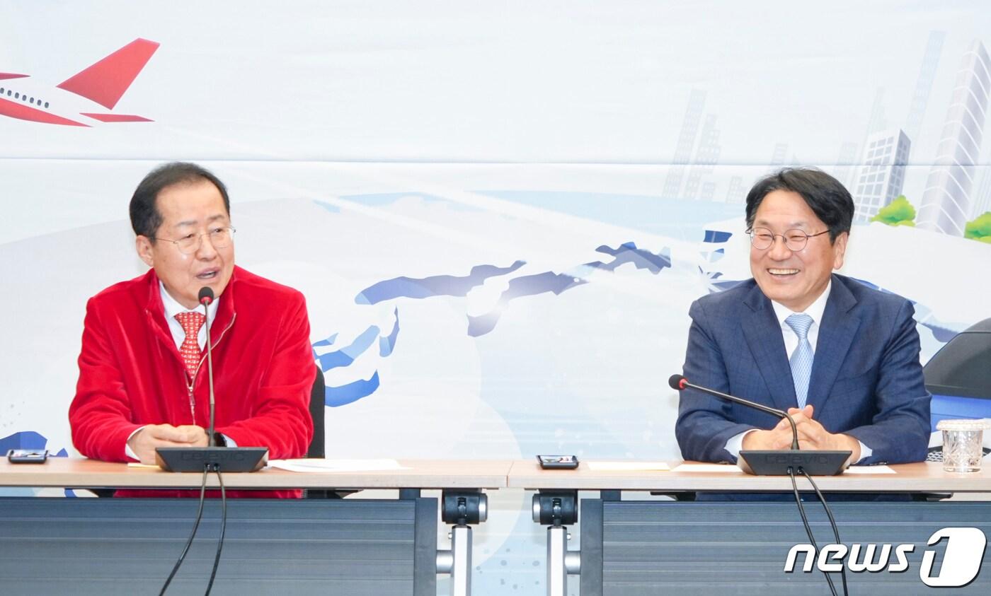 본문 이미지 - 강기정 광주시장과 홍준표 대구시장이 28일 오후 대구시청 산격청사에서 열린 제2기 달빛동맹발전위원회 출범식에 참석해 인사말을 하고 있다.(광주시 제공) (사진은 기사 내용과 무관함) 2024.2.28/뉴스1 
