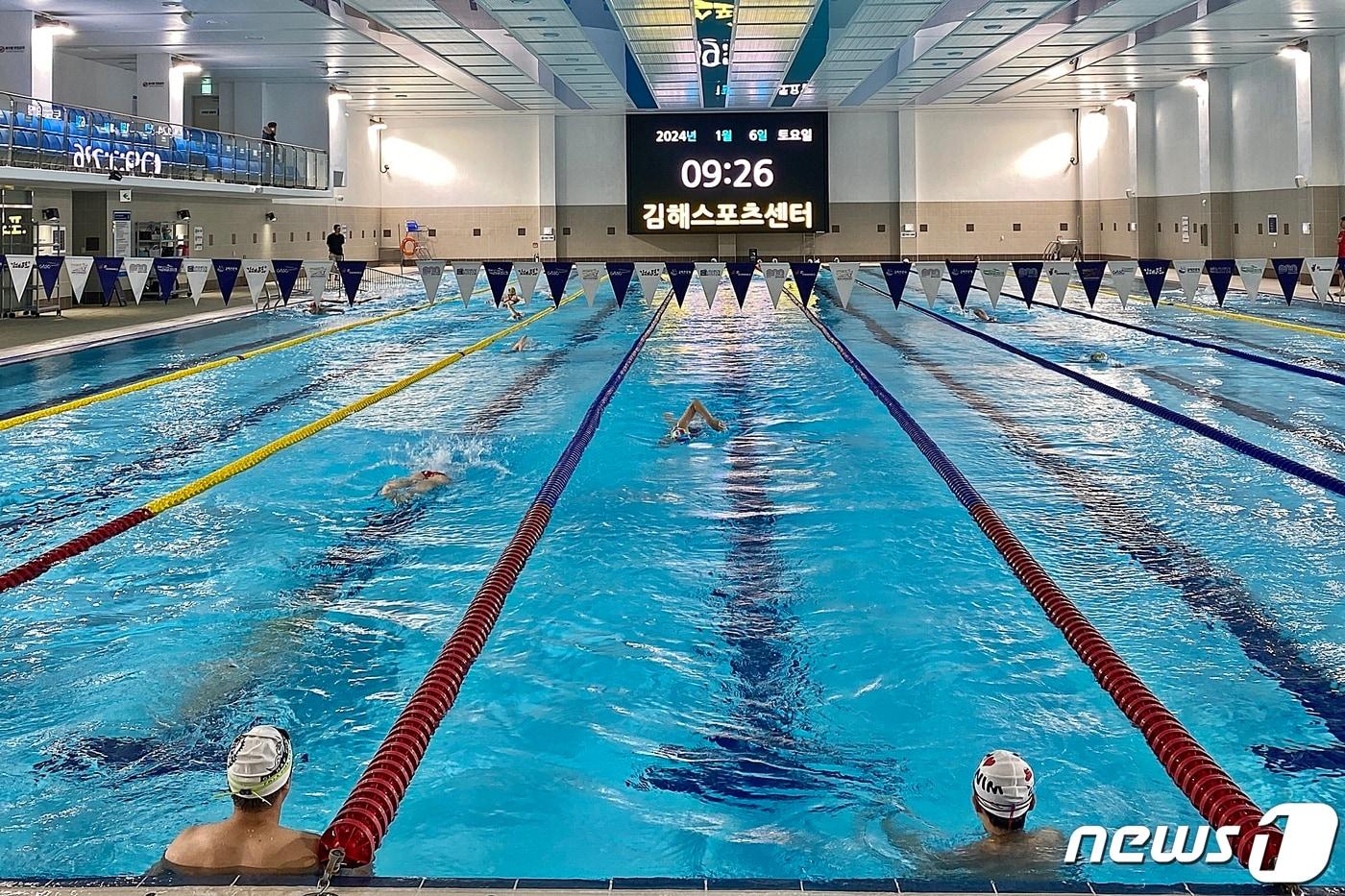 롯데  김해스포츠센터 내 50m  수영장 (롯데그룹 제공)