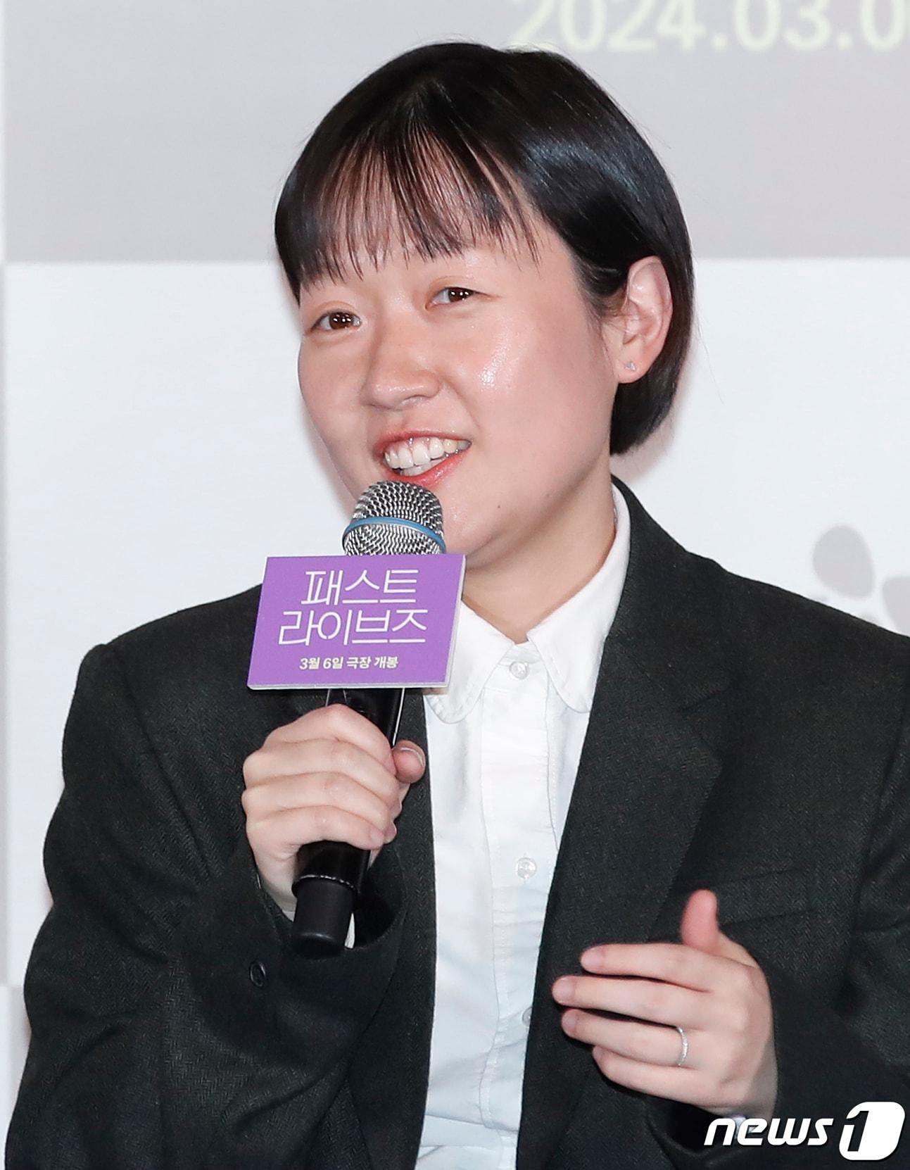 본문 이미지 - 셀린 송 감독이 28일 오후 서울 용산구 CGV 용산아이파크몰에서 열린 영화 ‘패스트 라이브즈’ 언론배급시사회 및 기자간담회에서 인사말을 하고 있다. ‘패스트 라이브즈’는 서울에서 어린 시절을 보낸 첫사랑 나영(그레타 리 분)과 해성(유태오 분)이 24년 만에 뉴욕에서 다시 만나 그들의 인연을 돌아보는 운명적인 이야기다. 유수 영화제 67관왕을 비롯해 제96회 영국 아카데미 시상식 작품상과 각본상 후보에 올라 화제를 모은 바 있다. 2024.2.28/뉴스1 ⓒ News1 권현진 기자