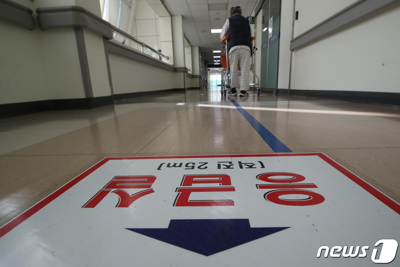 의대 정원 증원에 반발하는 전공의 집단이탈 사태가 이어진 28일 오후 대구 시내 한 공공병원에서 입원환자가 응급실 앞을 지나고 있다. 정부는 의료 현장을 떠난 전공의에게 29일까지 복귀한다면 책임을 묻지 않겠다고 복귀 시한을 통보했다. 이 병원에서도 전공의 4명 가운데 3명이 출근하지 않아 전문의가 임시로 공백을 메우고 있다. 2024.2.28/뉴스1 ⓒ News1 공정식 기자