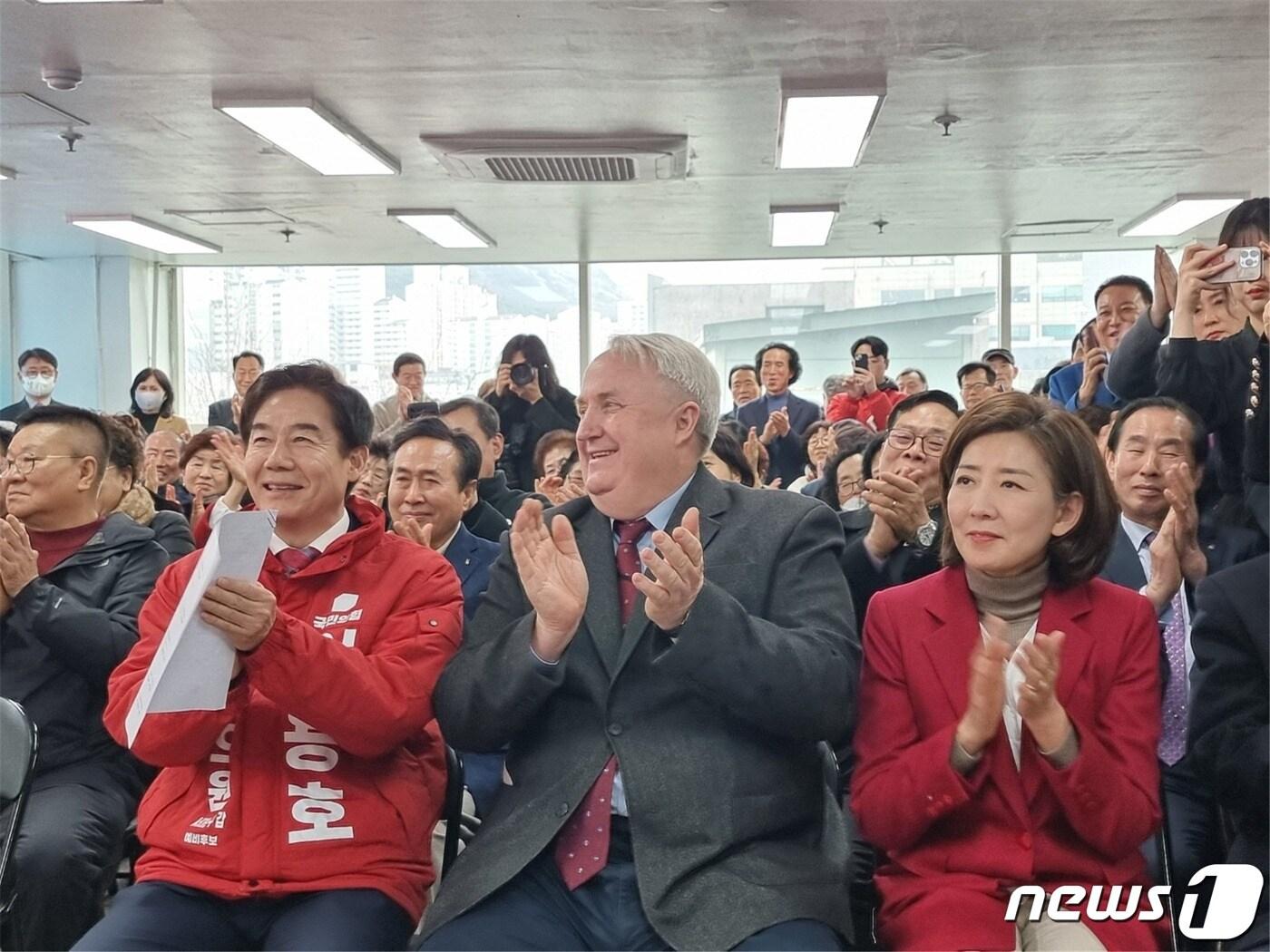 본문 이미지 - 28일 오후 열린 이용호 국민의힘  의원의 서울 서대문갑 선거사무소 개소식에 참석한 인요한 전 혁신위원장(가운데)과 나경원 전 원내대표(오른쪽)가 박수를 치고 있다.  (이용호 의원실)