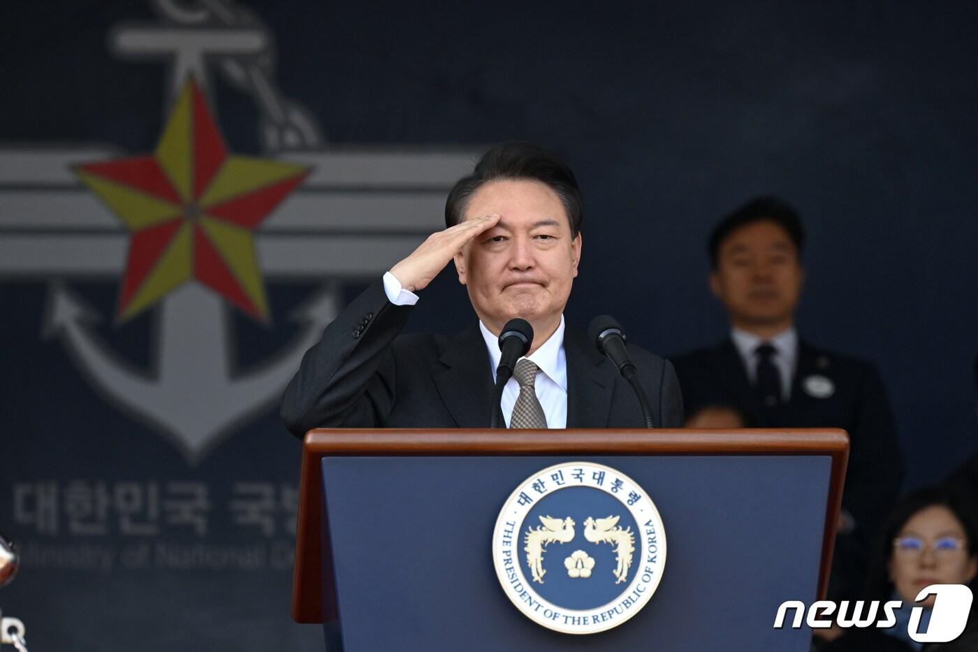 본문 이미지 - 윤석열 대통령이 28일 오후 충북 괴산군 육군학생군사학교에서 열린 2024년 학군장교 임관식에서 거수경례를 받고 있다. (대통령실 제공) 2024.2.28/뉴스1 ⓒ News1 오대일 기자