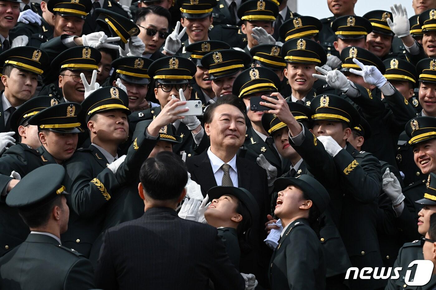 본문 이미지 - 윤석열 대통령이 28일 오후 충북 괴산군 육군학생군사학교에서 열린 2024년 학군장교 임관식에서 임관 소위들과 기념촬영을 하고 있다. (대통령실 제공) 2024.2.28/뉴스1 ⓒ News1 오대일 기자