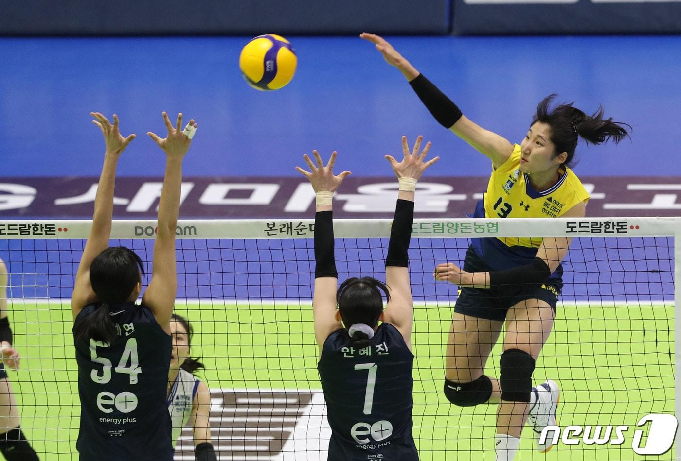 본문 이미지 - 28일 오후 경기 수원시 장안구 수원실내체육관에서 열린 프로배구 '도드람 2023-2024 V-리그' 여자부 현대건설과 GS칼텍스의 경기에서 현대건설 정지윤이 스파이크 공격을 하고 있다. 2024.2.28/뉴스1 ⓒ News1 김영운 기자