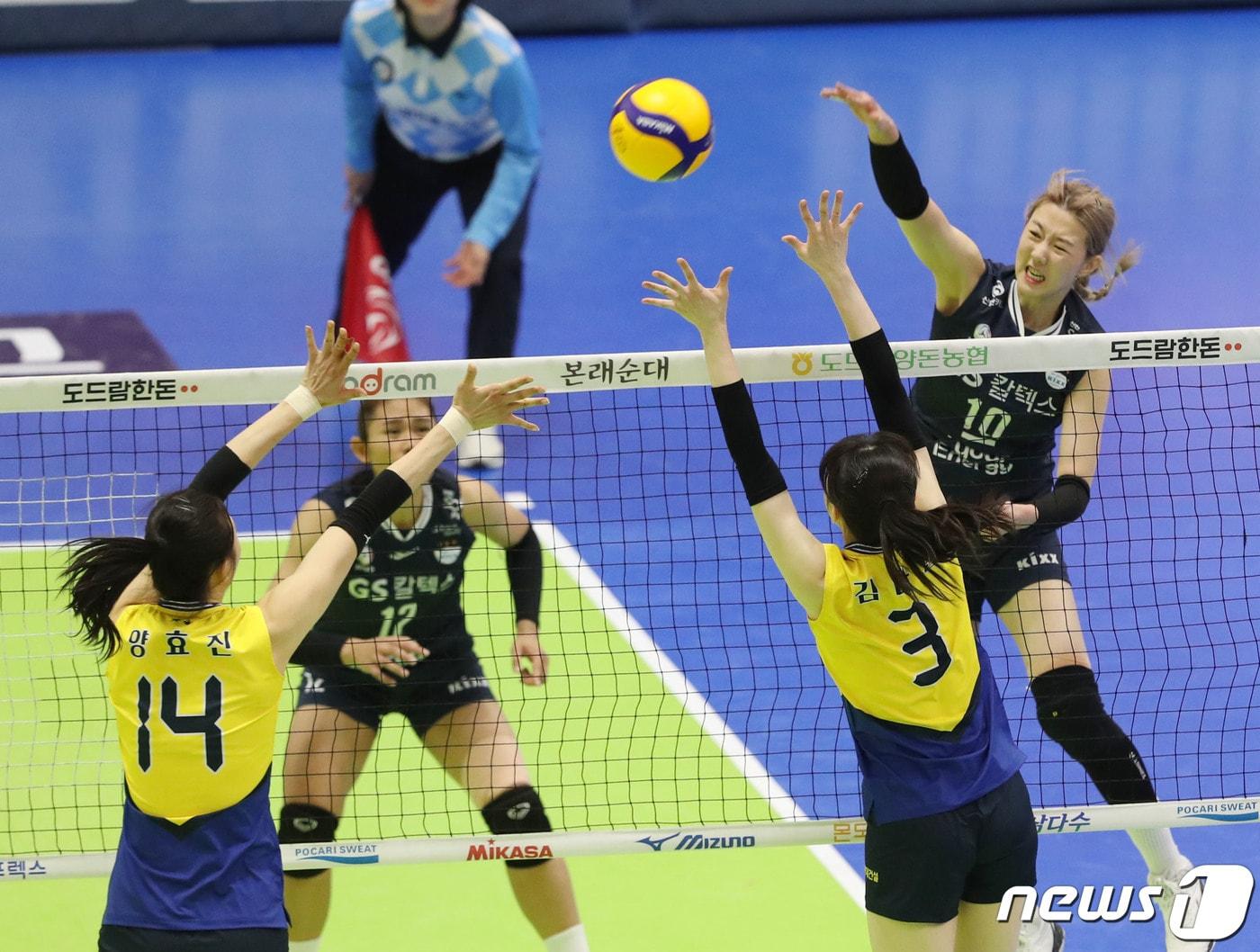 본문 이미지 - 28일 오후 경기 수원시 장안구 수원실내체육관에서 열린 프로배구 &#39;도드람 2023-2024 V-리그&#39; 여자부 현대건설과 GS칼텍스의 경기에서 GS칼텍스 강소휘가 스파이크 공격을 하고 있다. 2024.2.28/뉴스1 ⓒ News1 김영운 기자