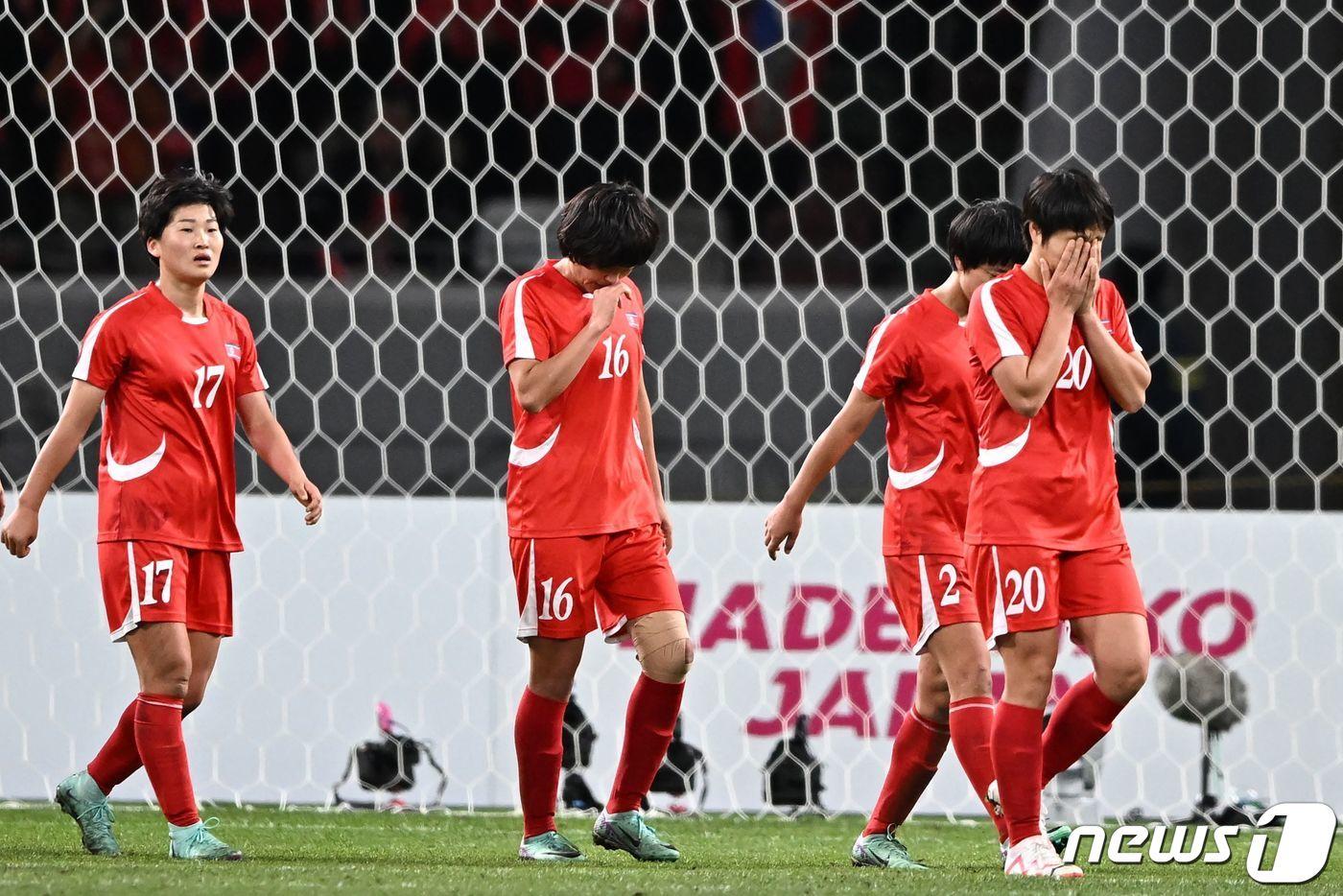 북한 여자축구 대표팀이 2024 파리 올림픽 본선 진출에 실패한 뒤 아쉬워하고 있다. ⓒ AFP=뉴스1