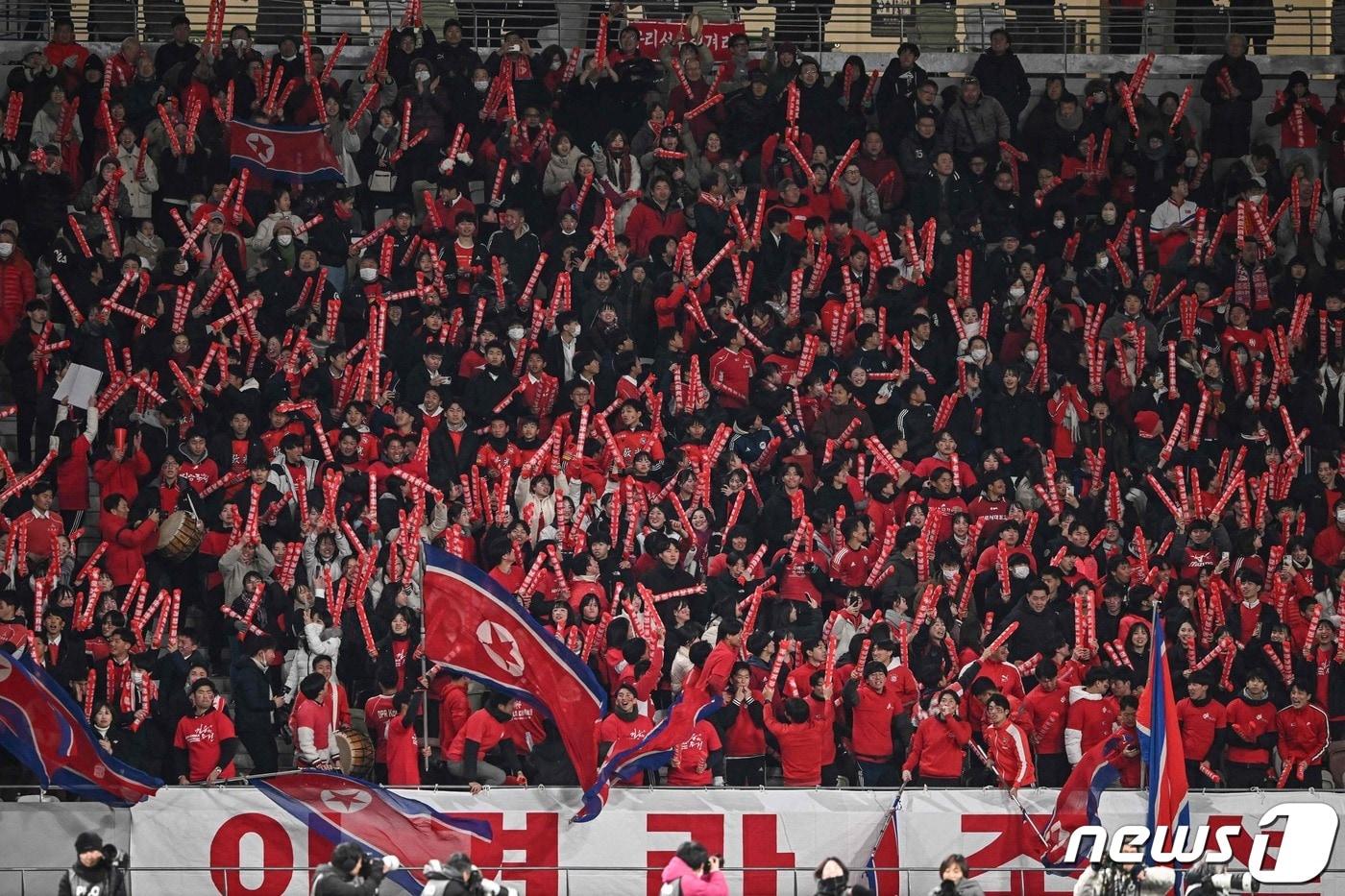 본문 이미지 - 지난달 28일 오후 일본 도쿄 국립경기장에서 열린 2024 파리 올림픽 여자축구 최종예선 일본과 북한의 경기, 경기장을 찾은 북한 응원단이 열띤 응원을 펼치고 있다. 2024.2.28 ⓒ AFP=뉴스1 ⓒ News1 김도우 기자