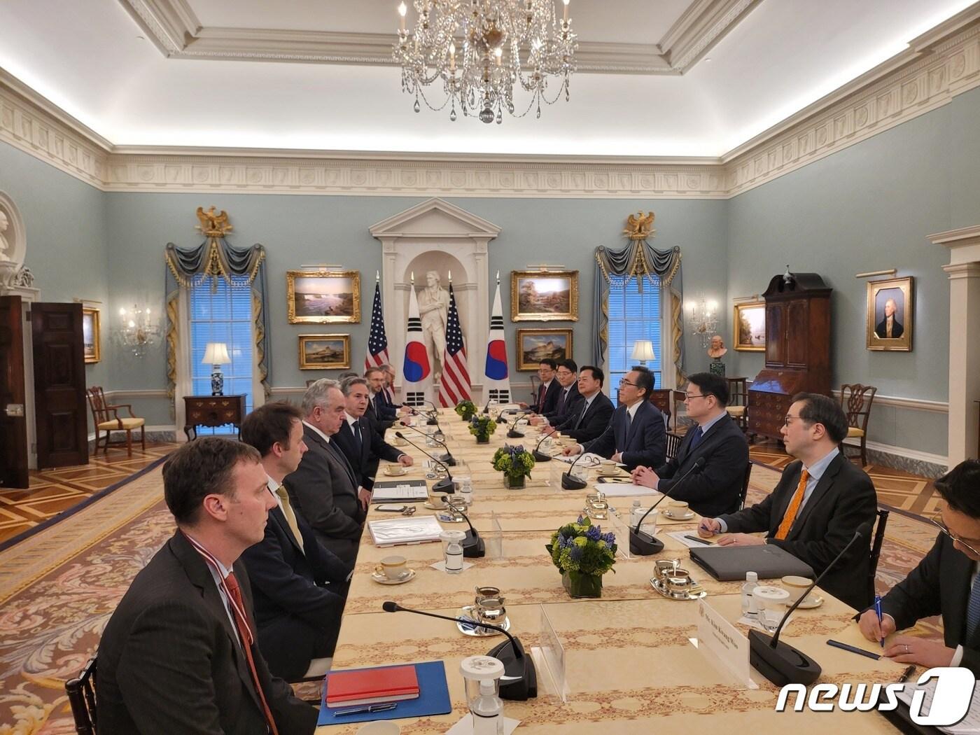 본문 이미지 - 조태열 외교부장관(오른쪽 중간)이 28일(현지시간) 미 국무부 청사에서 토니 블링컨 국무장관(왼쪽 가운데)과 취임 이후 처음로 양자회담을 갖고 있다. 사진은 워싱턴 특파원단 제공. 2024.02.28.