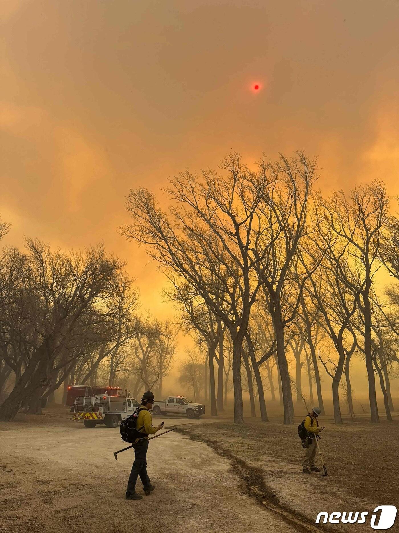 본문 이미지 - 27일(현지시간) 대형 산불 '스모크 하우스 크릭 파이어'가 발생한 텍사스주 팬핸들 인근 애머릴로에서 소방대원이 진화 작업을 하고 있다. 2024.2.29 ⓒ AFP=뉴스1 ⓒ News1 우동명 기자