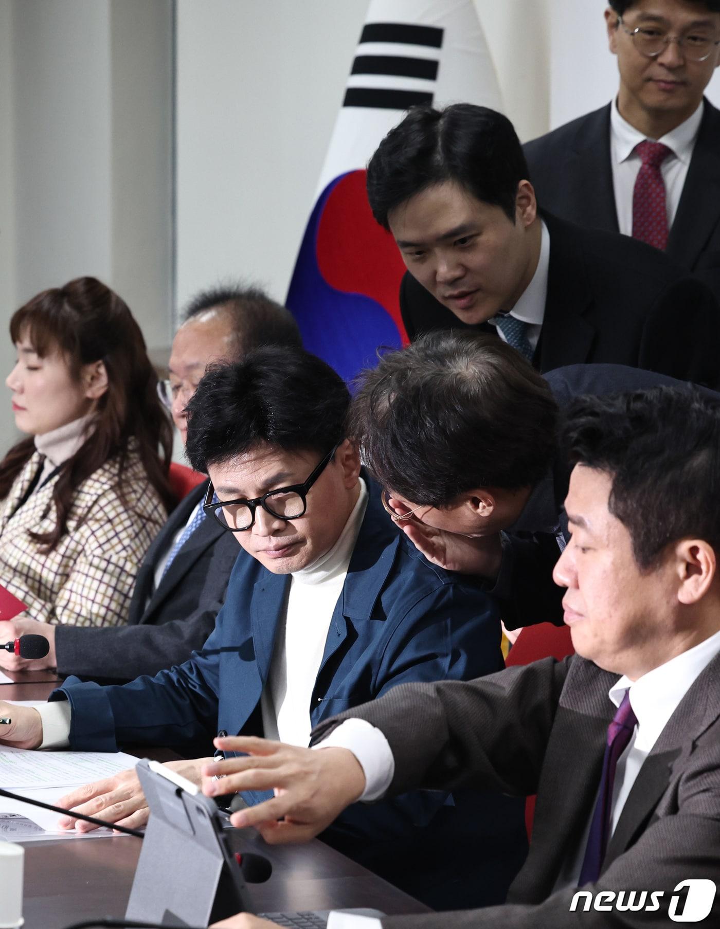 본문 이미지 - 국민의힘 한동훈 비상대책위원장이 29일 오전 서울 여의도 중앙당사에서 열린 비대위 회의에 참석해 김경율 비대위원과 대화하고 있다. 2024.2.29/뉴스1 ⓒ News1 구윤성 기자