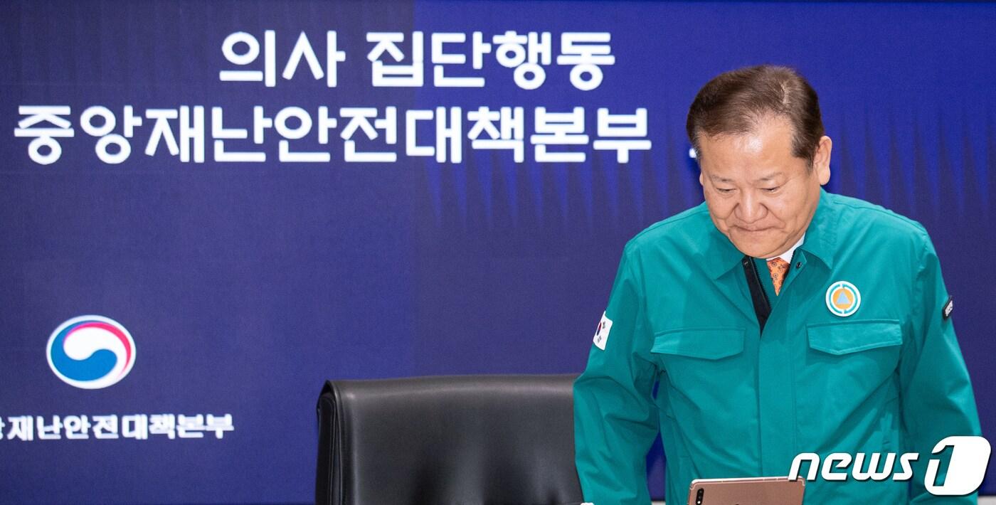 본문 이미지 - 이상민 행정안전부 장관이 정부서울청사에서 의사 집단행동 중앙재난안전대책본부 회의에 들어서고 있다. 2024.2.29/뉴스1 ⓒ News1 유승관 기자