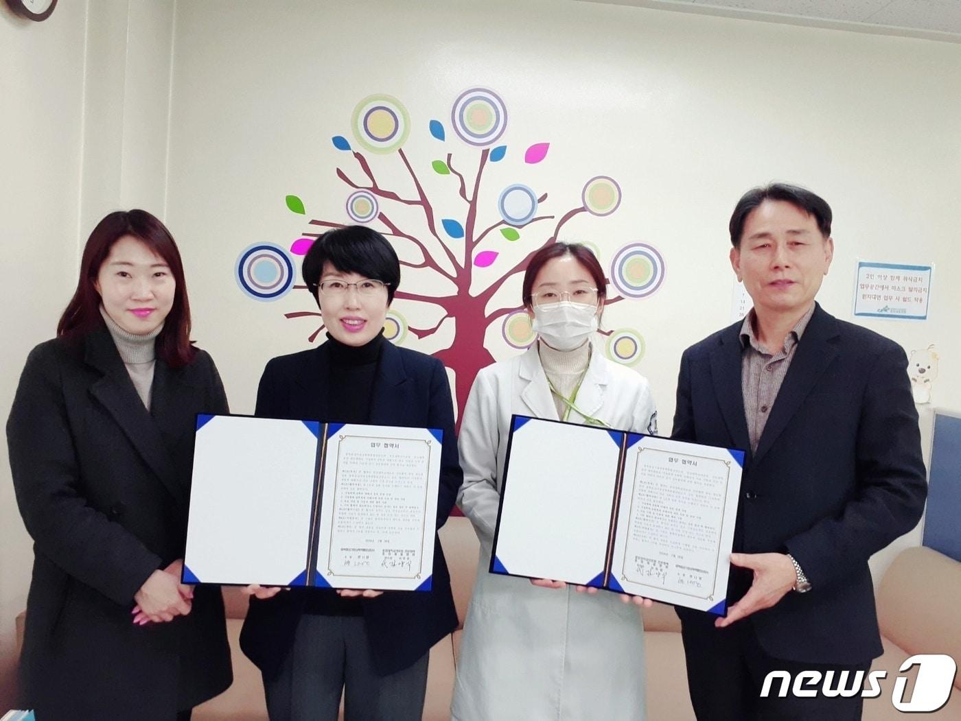 본문 이미지 -  29일 충북음성가정성폭력통합상담소가 중앙제일병원과 가정·성폭력 피해자 지원을 내용으로 협약했다고 밝혔다. 사진은 협약식.(충북음성가정성폭력통합상담소 제공)2024.2.29/뉴스1