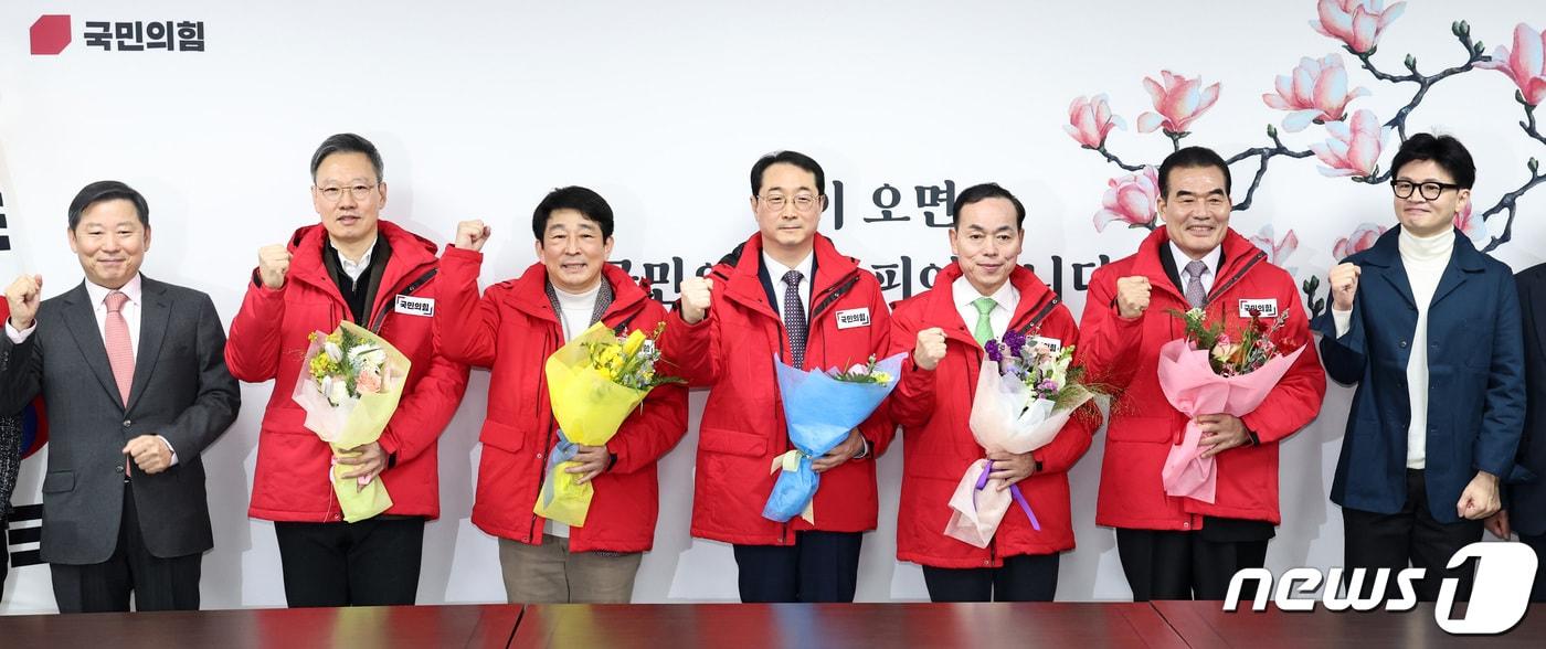 본문 이미지 - 한동훈 국민의힘 비상대책위원장이 29일 오전 서울 여의도 중앙당사에서 열린 인재영입위 국민인재 영입 환영식에서 영입 인재들과 기념촬영을 하고 있다. 왼쪽부터 국민의힘 이철규 공천관리위원, 박수민 아이넥스 공동대표, 김익수 일본신슈대 석좌교수, 김건 전 외교부 본부장, 김윤식 전 시흥시장, 구홍모 전 육군참모차장, 한동훈 위원장. 2024.2.29/뉴스1 ⓒ News1 구윤성 기자