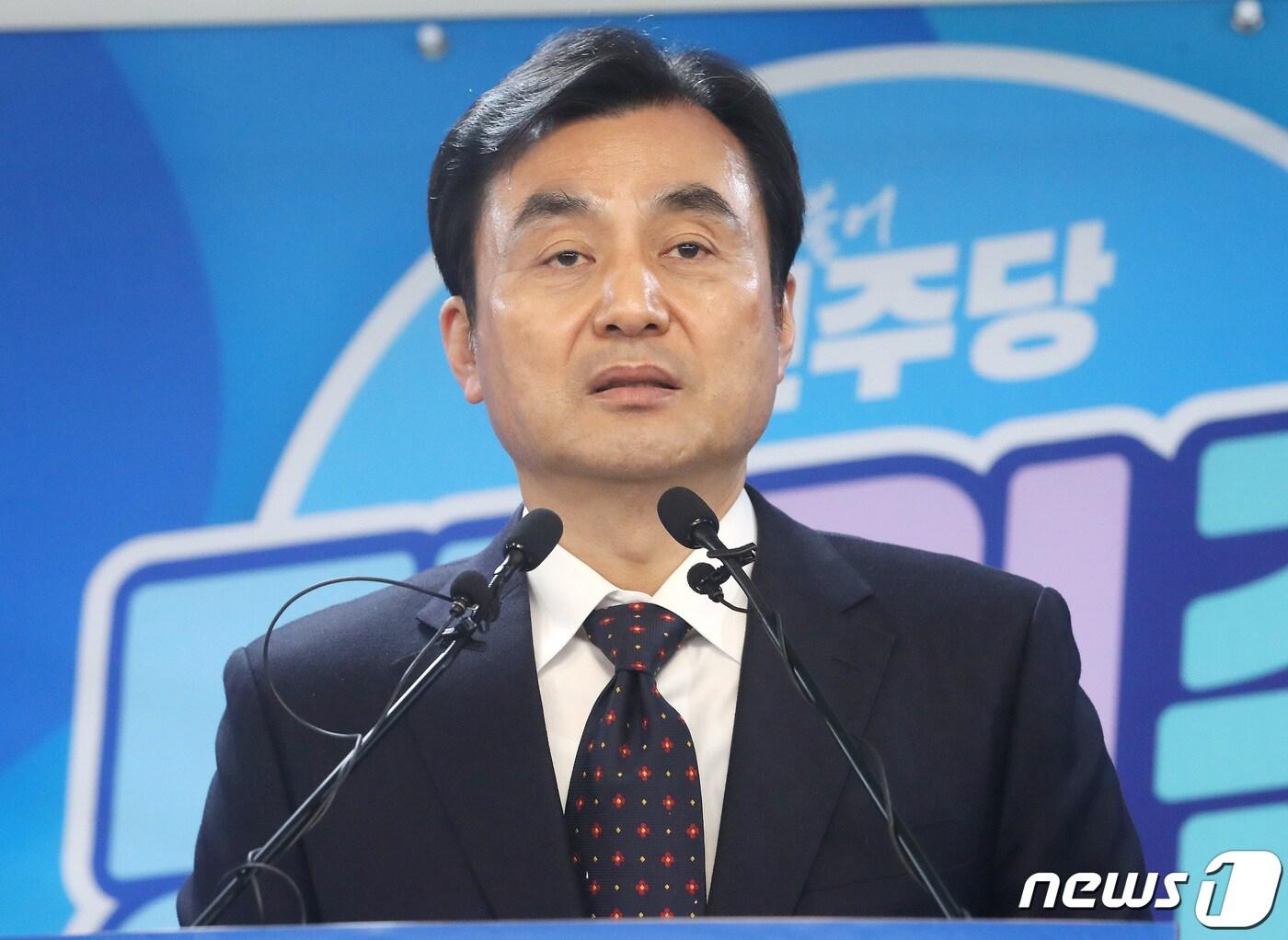 본문 이미지 - 안규백 더불어민주당 전략공천관리위원장이 29일 오전 서울 여의도 민주당 중앙당사에서 전략공천관리위 회의 결과를 발표하고 있다. 2024.2.29/뉴스1 ⓒ News1 임세영 기자