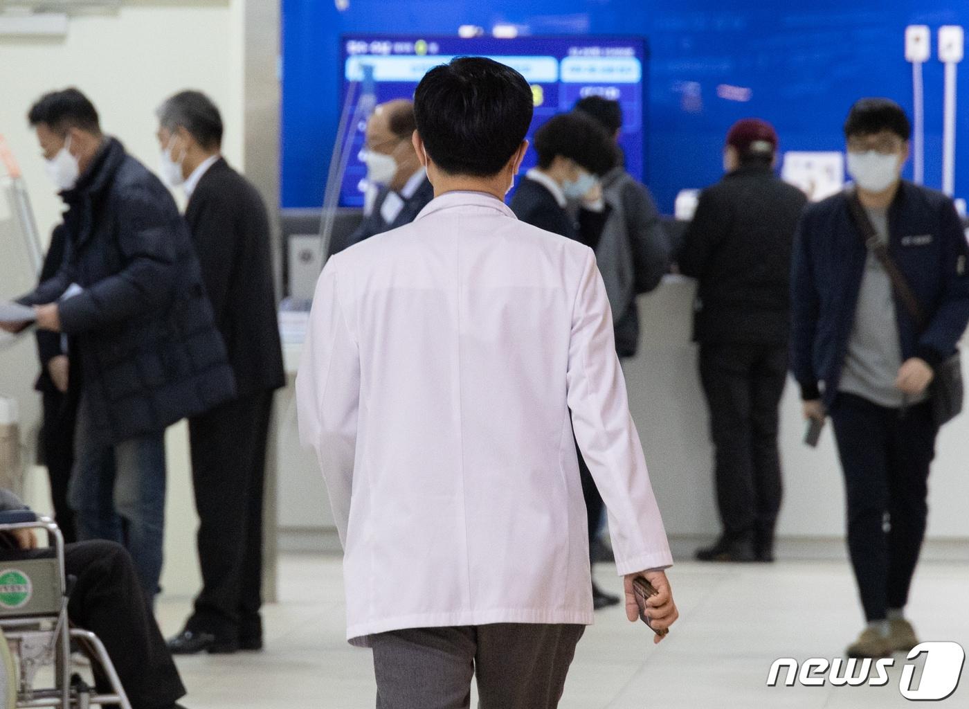 본문 이미지 - 정부가 의대 정원 확대에 반발해 병원을 집단 이탈한 전공의들에게 제시한 복귀 시한 마지막날인 29일 오전 서울의 한 대형병원에서 의료진이 발걸음을 옮기고 있다. 2024.2.29/뉴스1 ⓒ News1 이재명 기자