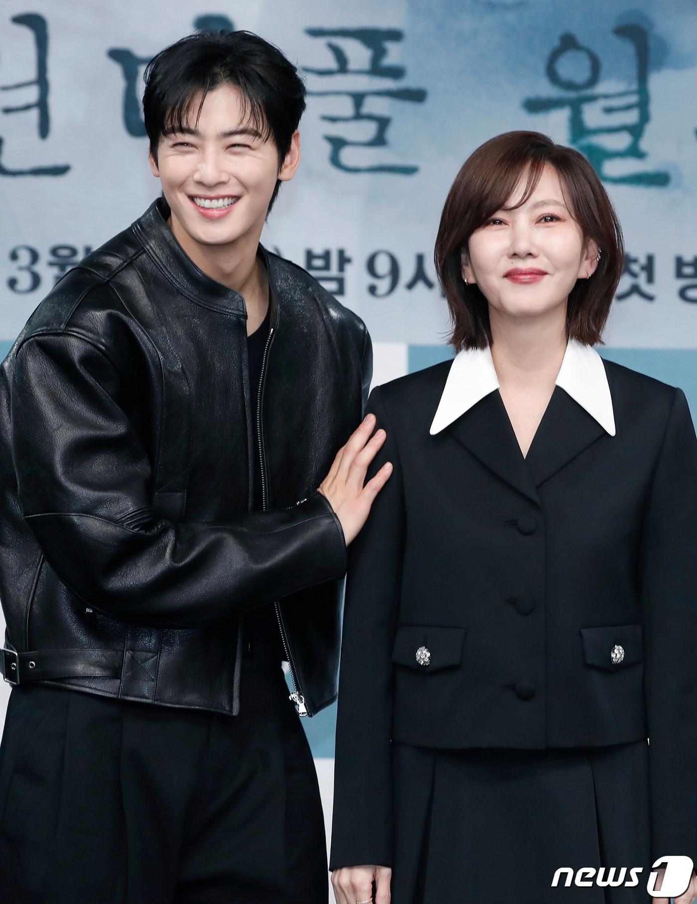 본문 이미지 - 배우 차은우와 김남주(오른쪽)가 29일 오후 서울 마포구 MBC 골든마우스홀에서 진행된 MBC 새 금토드라마 ‘원더풀 월드’(극본 김지은/연출 이승영) 제작발표회에서 포즈를 취하고 있다. ‘원더풀 월드’는 아들을 죽인 살인범을 직접 처단한 은수현(김남주 분)이 그날에 얽힌 미스터리한 비밀을 파헤쳐 가는 이야기를 그렸다. 2024.2.29/뉴스1 ⓒ News1 권현진 기자