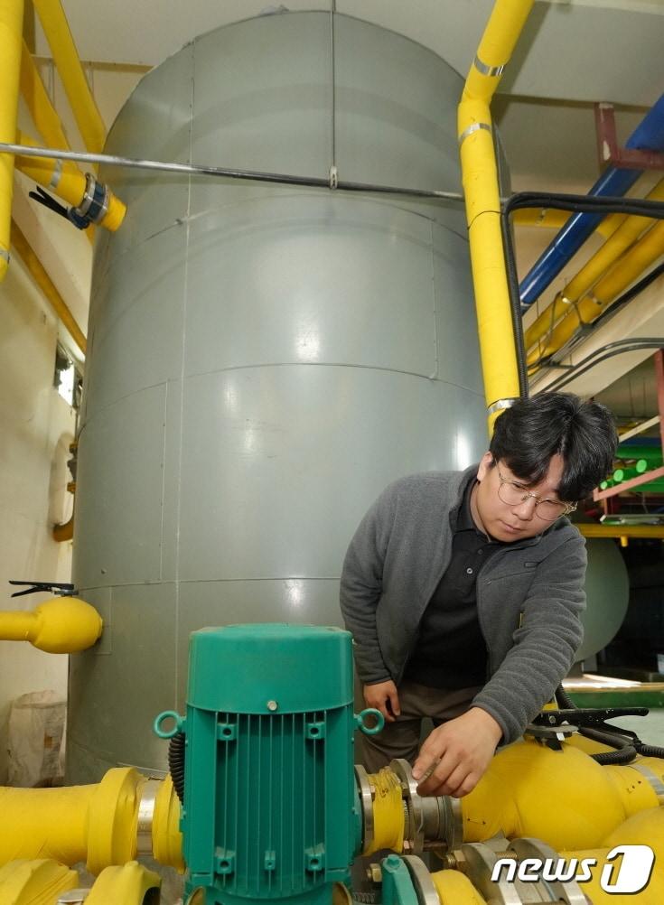 본문 이미지 - 우석대 전주캠퍼스 생활관 내 설치된 수소연료전지발전소.(우석대 제공)/뉴스1