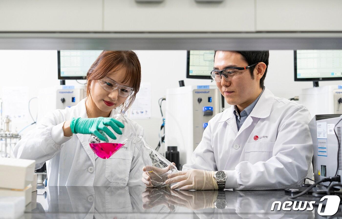 본문 이미지 - LG화학 생명과학사업본부 연구원들이 신약 연구를 하고 있다.(LG화학 제공)/뉴스1 ⓒ News1