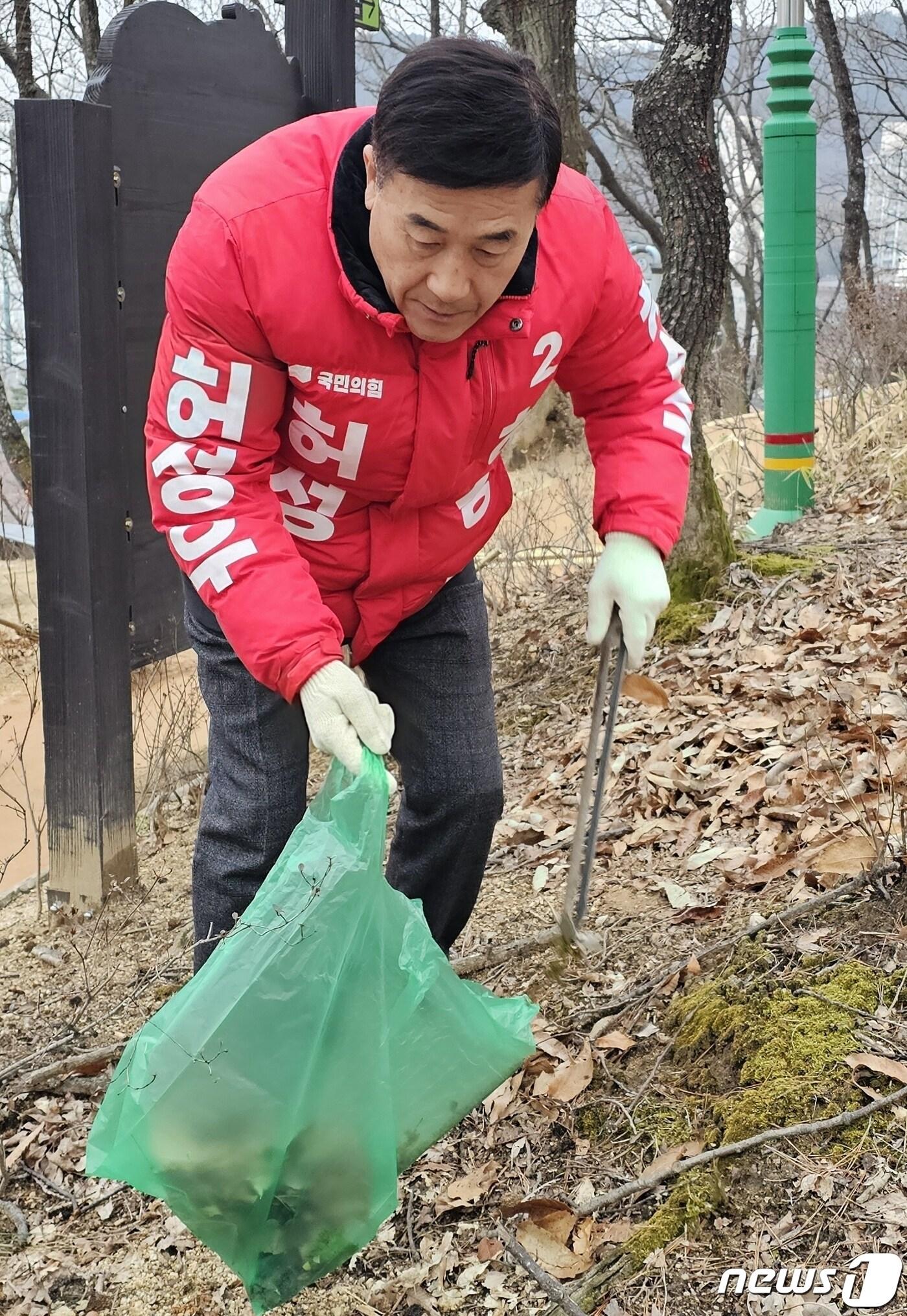 본문 이미지 - 허성우 22대 총선 경북 구미을 예비후보가 29일 구미시 충혼탑을 참배하고 충혼탑 주변 청소를 하고 있다. (허성우 캠프 제공) 2024.2.29/뉴스1