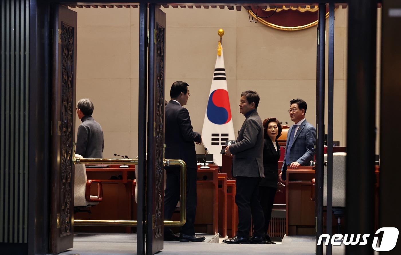 본문 이미지 - 더불어민주당 의원들이 29일 오후 서울 여의도 국회에서 열리는 비공개 의원총회에 참석하고 있다. 2024.2.29/뉴스1 ⓒ News1 구윤성 기자