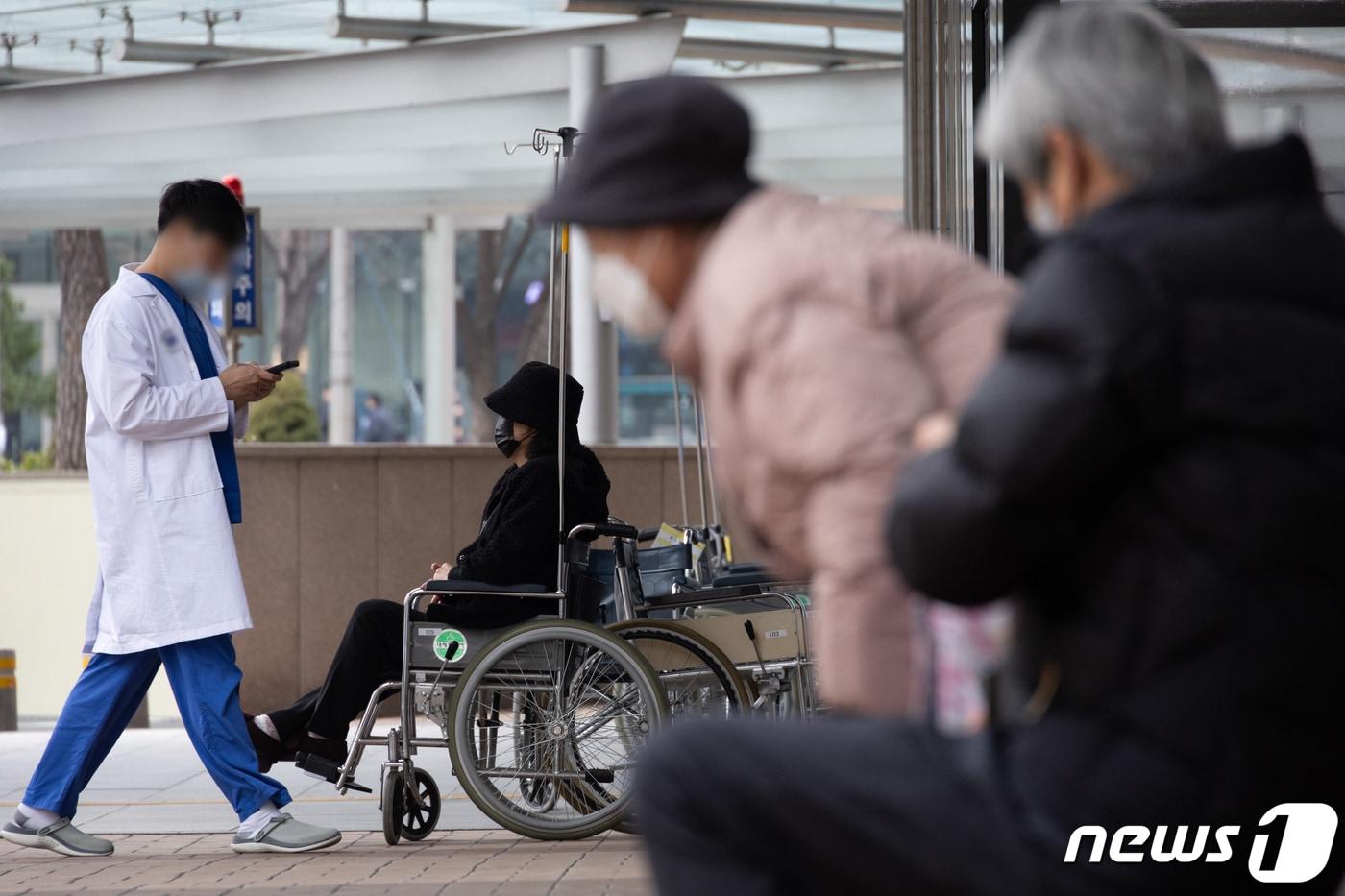 본문 이미지 -  29일 한 대형병원에서 의료진들이 발걸음을 옮기고 있다. 2024.2.29/뉴스1 ⓒ News1 허진실 기자