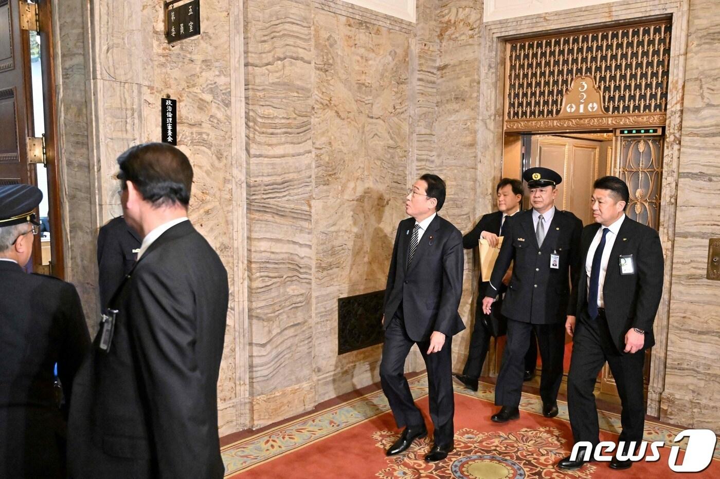 본문 이미지 - 29일 일본 도쿄 국회 중의원 정치윤리심사회에 출석하기 위해 이동하고 있다. 2024.02.29/ ⓒ AFP=뉴스1 ⓒ News1 권진영 기자