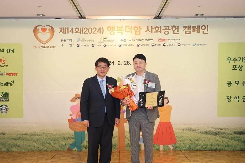 본문 이미지 - 한국언론인협회 서강대학교 임채운 교수(왼쪽), 제네시스핀 재단 김선린 이사장(오른쪽) /사진 제공 = 제네시스핀