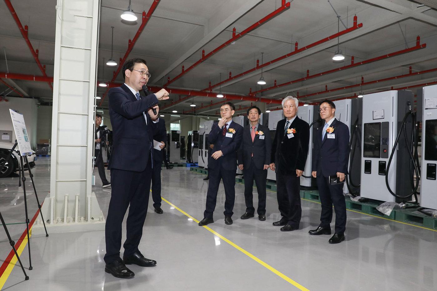 EVSIS는 신공장 준공을 기념하여 이달 28일 기념행사를 가졌다.(롯데정보통신 제공)