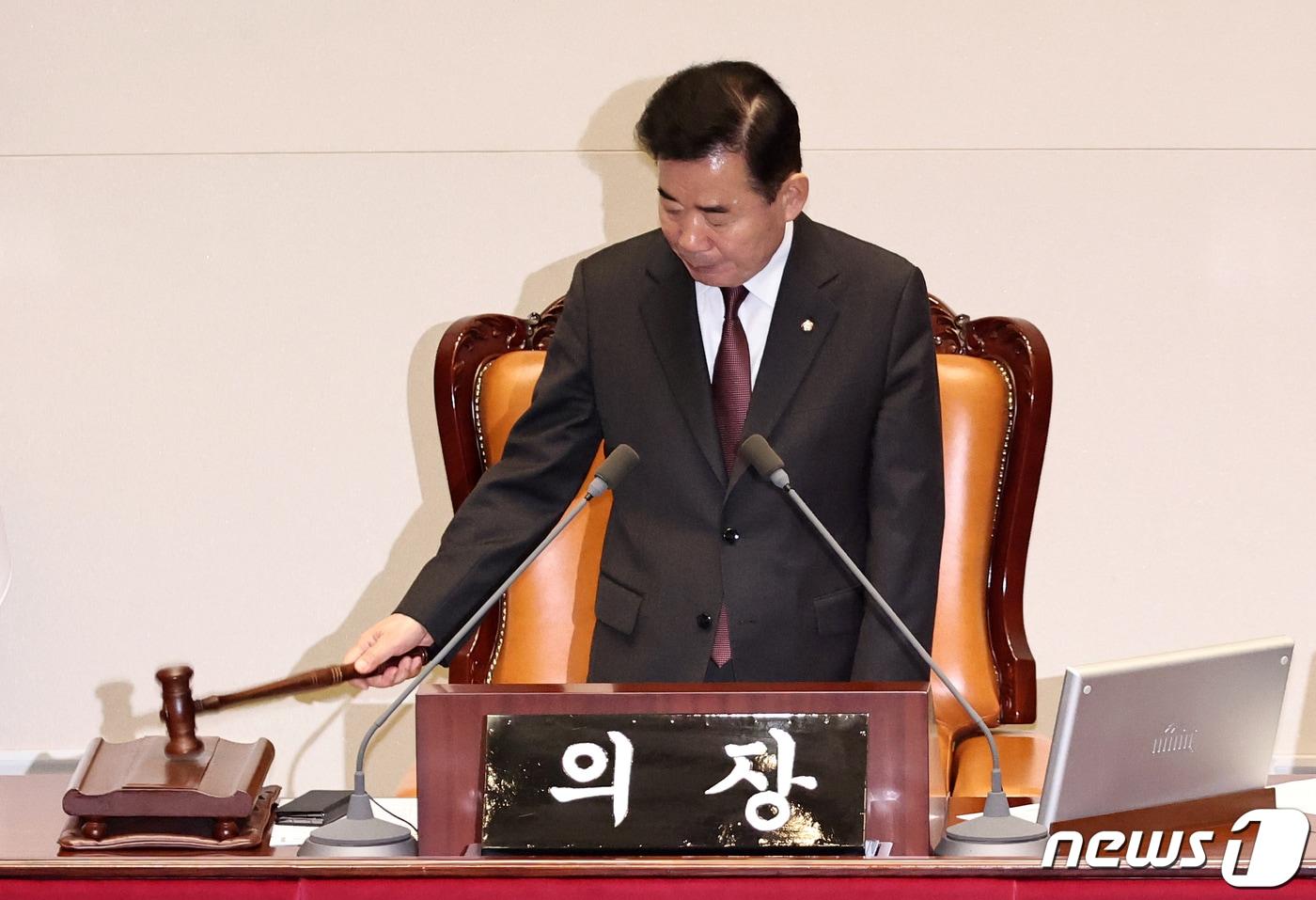 본문 이미지 - 김진표 국회의장이 지난 2월29일 서울 여의도 국회 본회의장에서 열린 제413회 국회(임시회) 제6차 본회의에서 의사봉을 두드리고 있다./뉴스1 ⓒ News1 구윤성 기자