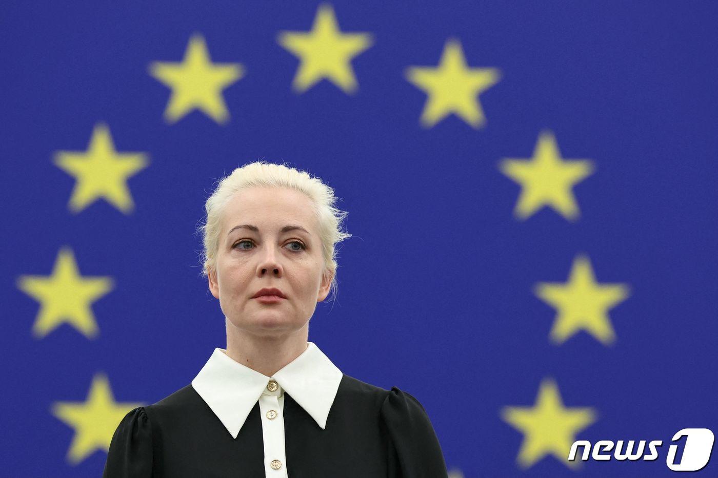 본문 이미지 - 28일(현지시간) 프랑스 스트라스부르에서 유리아 나발나야가 유럽의회 연설 후 연단 위에 서 있다. 그의 남편이자 푸틴의 정적인 알렉세이 나발니는 지난 16일, 옥중 사망했다. 2024.02.28. ⓒ AFP=뉴스1 ⓒ News1 권진영 기자