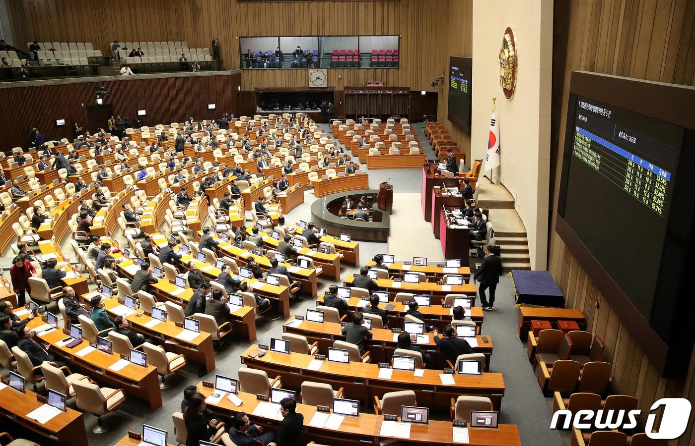 29일 오후 서울 여의도 국회에서 열린 제413회 국회(임시회) 제6차 본회의에서 대법관(신숙희·엄상필) 임명동의안이 통과되고 있다. 2024.2.29/뉴스1 ⓒ News1 임세영 기자