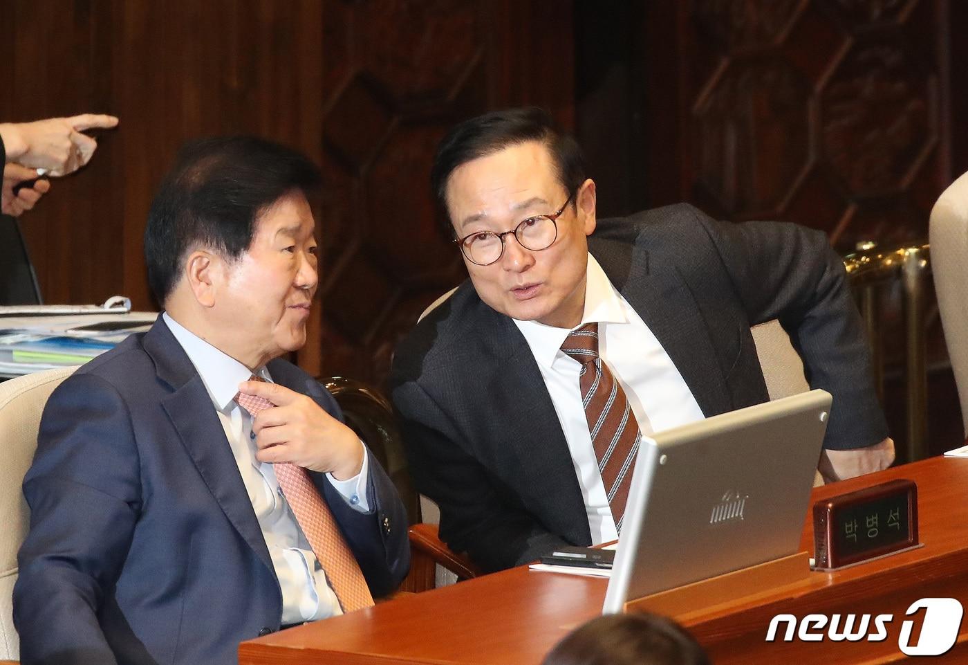 본문 이미지 - 박병석, 홍영표 더불어민주당 의원이 29일 오후 서울 여의도 국회에서 열린 제413회 국회(임시회) 제6차 본회의에서 이야기를 나누고 있다. 2024.2.29/뉴스1 ⓒ News1 임세영 기자