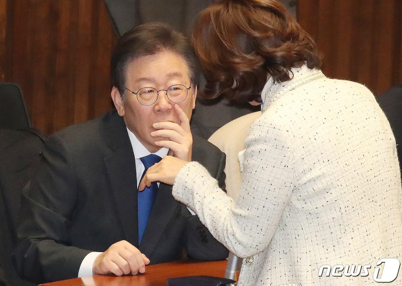 이재명 더불어민주당 대표가 29일 오후 서울 여의도 국회에서 열린 제413회 국회(임시회) 제6차 본회의에서 이야기를 나누고 있다./뉴스1 ⓒ News1 임세영 기자