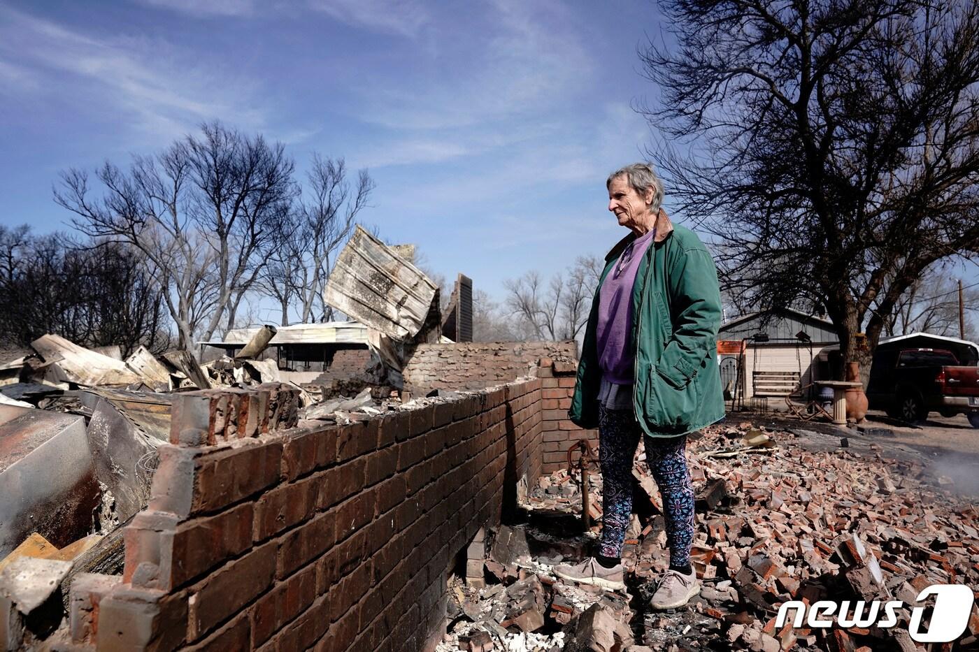 지난 2월 28일(현지시간) 미국 텍사스주를 휩쓴 대형 산불로 벽돌 건물이 붕괴됐다. ⓒ 로이터=뉴스1 ⓒ News1 정지윤 기자