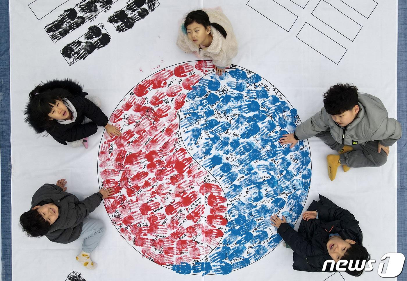 본문 이미지 - 3.1절을 하루 앞둔 29일 충남 천안 동남구 병천면 유관순열사 사적지에서 열린 아우내 봉화제에 앞서 어린이들이 '나라사랑 손도장 태극기 100만 챌린지'를 하고 있다. 아우내 봉화제는 1978년부터 개최한 유서 깊은 행사로 천안시는 아우내 만세운동의 거사를 알리기 위해 매년 2월 말일 아우내봉화제를 거행하고 있다. 2024.2.29/뉴스1 ⓒ News1 김기태 기자