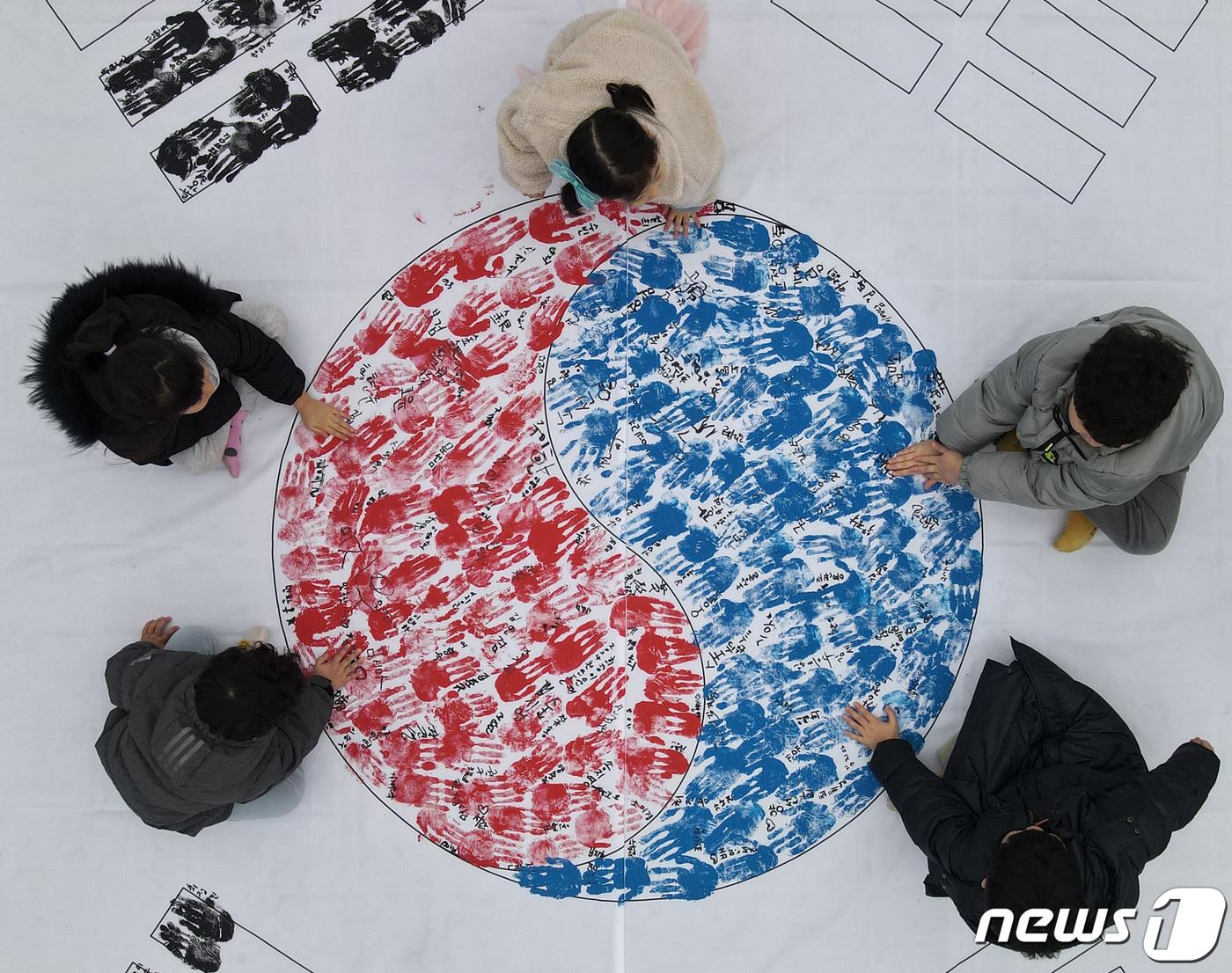 본문 이미지 - 3.1절을 하루 앞둔 29일 충남 천안 동남구 병천면 유관순열사 사적지에서 열린 아우내 봉화제에 앞서 어린이들이 '나라사랑 손도장 태극기 100만 챌린지'를 하고 있다./뉴스1 ⓒ News1 김기태 기자