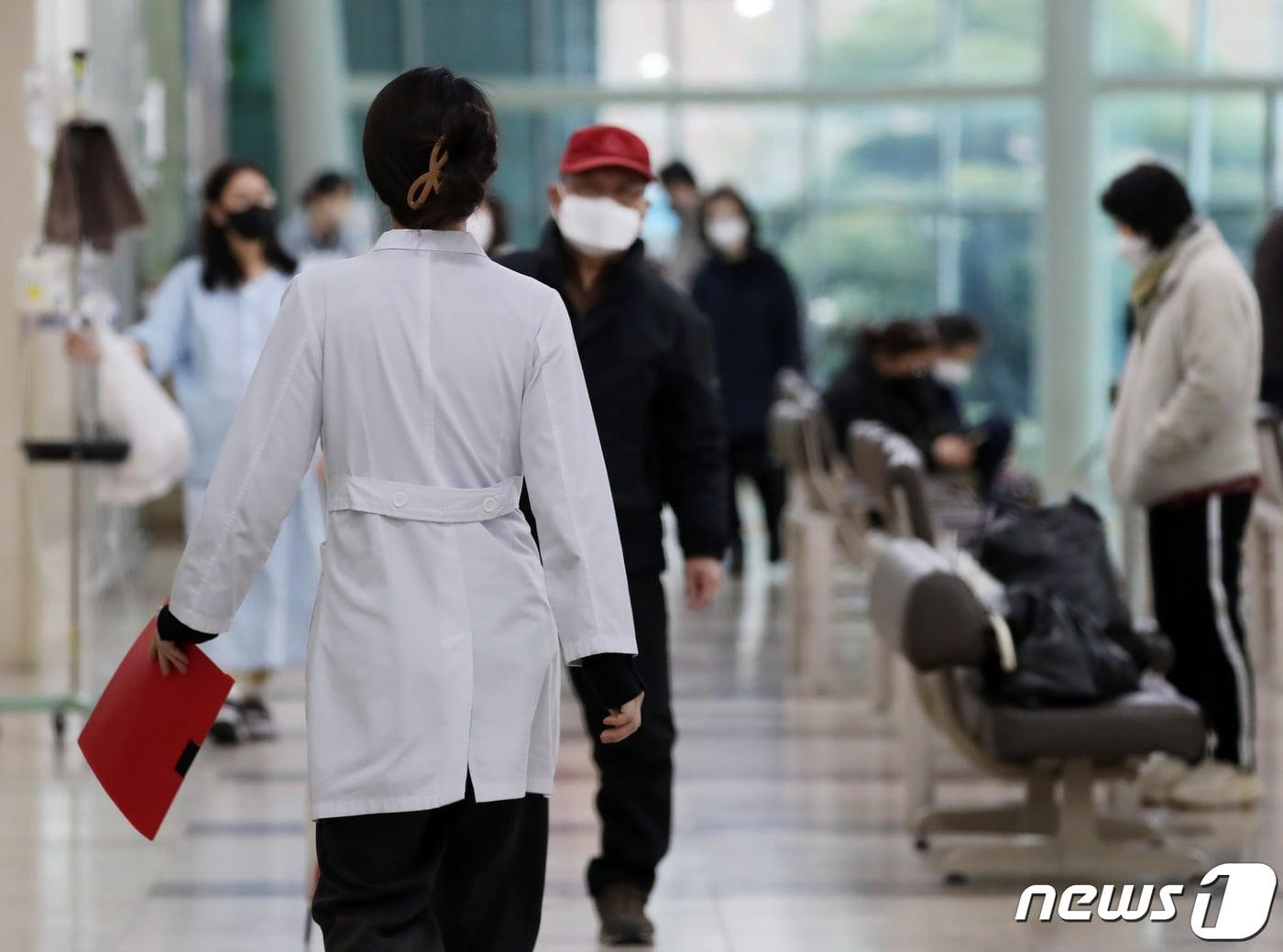 본문 이미지 - 정부가 의대 정원 확대에 반발해 병원을 집단 이탈한 전공의들에게 제시한 복귀 시한 마지막날인 29일 오후 부산 서구 부산대병원에서 의료진이 이동하고 있다. 2024.2.29/뉴스1 ⓒ News1 윤일지 기자