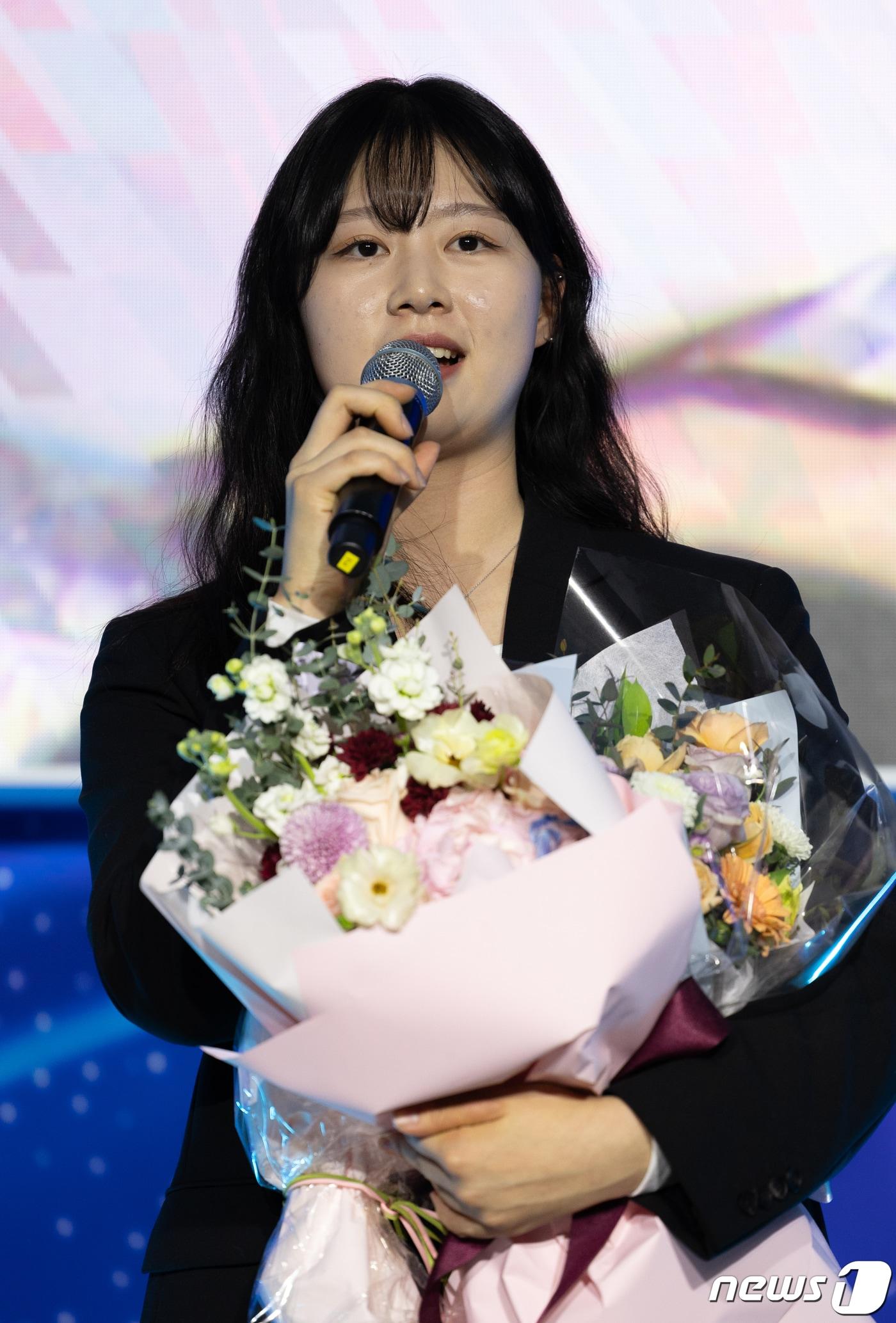 본문 이미지 - 지난해 항저우 아시안게임에서 양궁 3관왕에 오른 임시현이 29일 오후 서울 송파구 올림픽파크텔에서 열린 제70회 대한체육회체육상 시상식에서 체육대상을 수상한 후 소감을 말하고 있다. 2024.2.29/뉴스1 ⓒ News1 이재명 기자