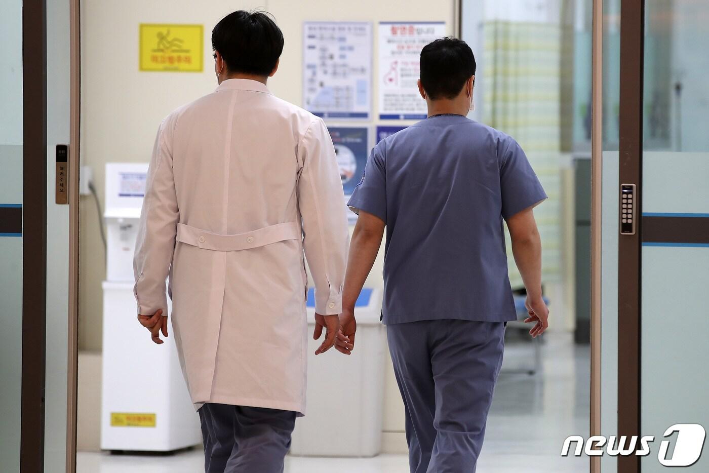 본문 이미지 - 정부가 의대 정원 확대에 반발하며 의료 현장을 떠난 전공의들에게 제시한 복귀 시한 마지막 날인 29일 오후 대구의 한 대학병원에서 의료진이 발걸음을 옮기고 있다. 2024.2.29/뉴스1 ⓒ News1 공정식 기자