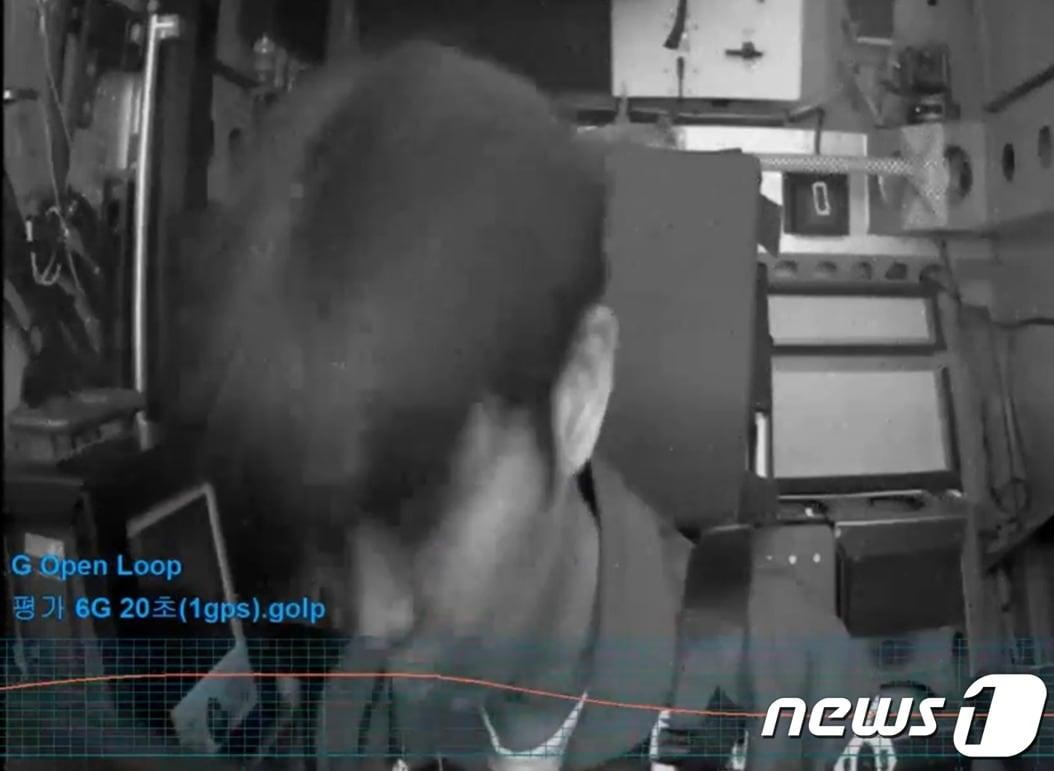 본문 이미지 - 중력 가속도 내성 강화 훈련에서 6G를 체험한 후 의식을 잃은 기자의 모습.(공군 제공)