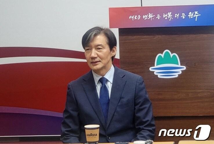 본문 이미지 - 조국혁신당으로 제22대 국회의원 총선거에 도전하는 조국 전 법무부 장관이 29일 강원 원주시청 브리핑룸에서 자당의 인재영입위원장 명의로 회견을 열고 있다. 2024.2.29/뉴스1 신관호 기자