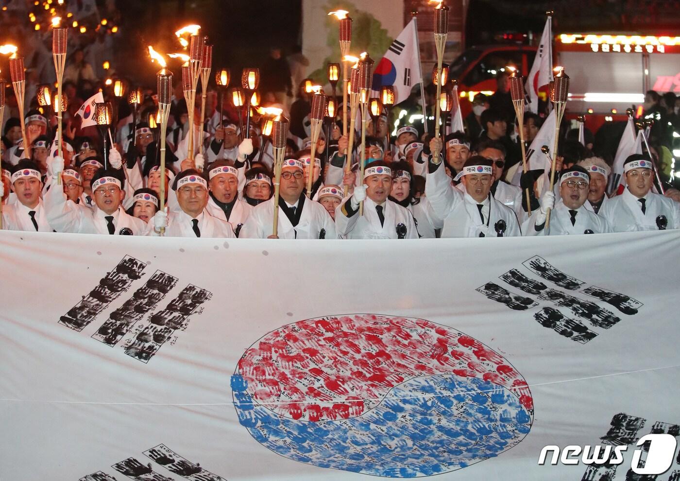 본문 이미지 - 29일 충남 천안 동남구 병천면 유관순열사 사적지에서  3.1운동 제105주년 기념 아우내 봉화제가 열렸다. 사진은 시민들이 횃불을 들고 아우내 장터를 향해 행진하고 있는 모습.  2024.2.29/뉴스1 ⓒ News1 김기태 기자