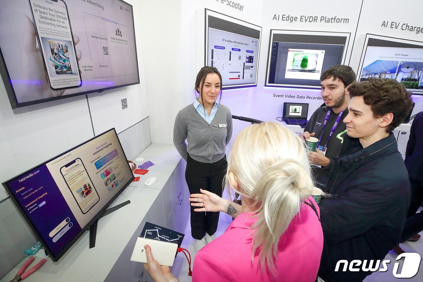  스페인 바르셀로나 MWC 2024 전시장에 마련된 KT와 나스미디어의 'AI 문맥 맞춤 광고 서비스' 부스. (KT 제공)