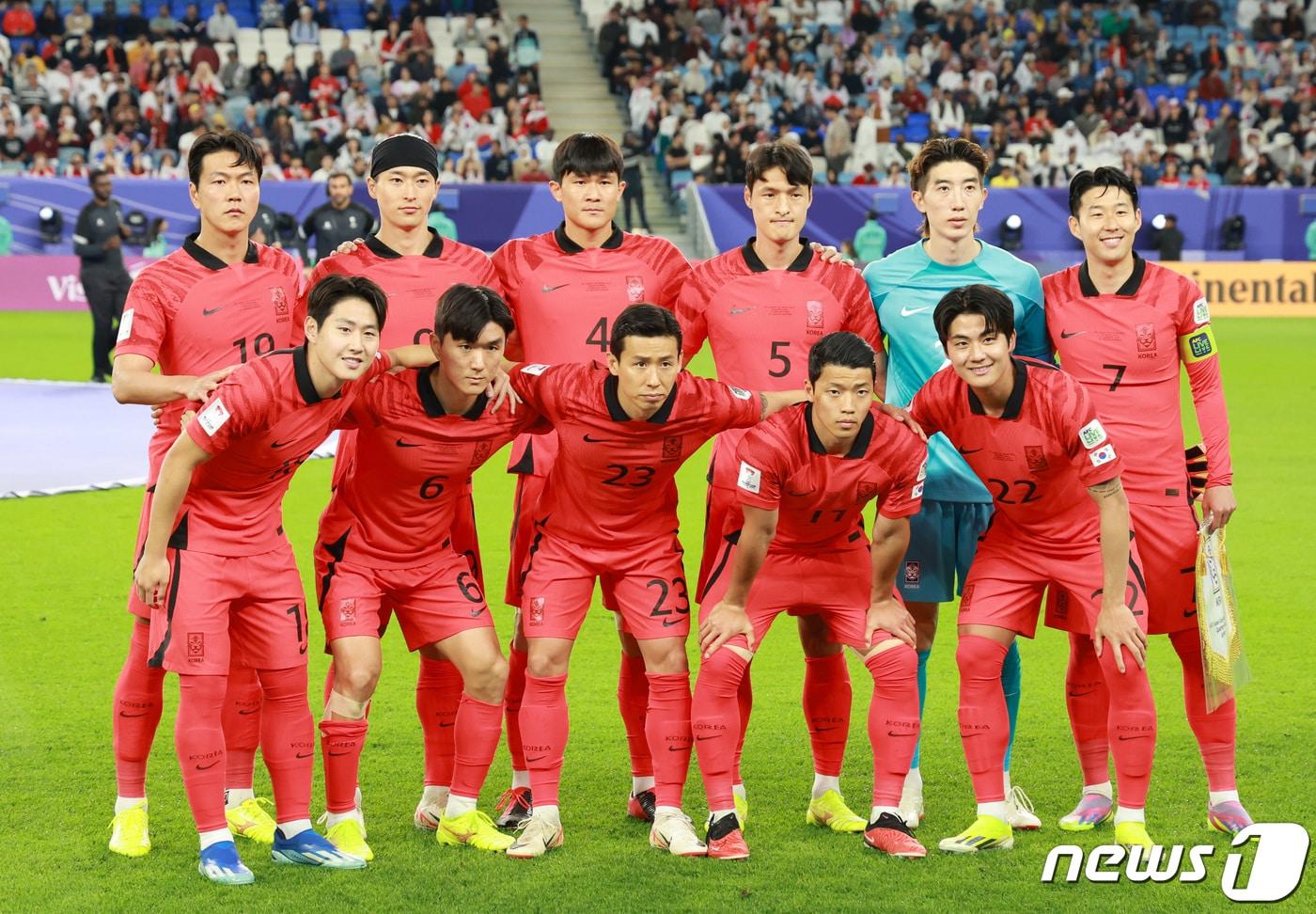 대한민국 베스트일레븐이 2일(현지시간) 카타르 알와크라 알자누브 스타디움에서 열린 2023 아시아축구연맹(AFC) 카타르 아시안컵 8강전 호주와 대한민국의 경기 시작에 앞서 기념촬영을 하고 있다. 2024.2.3/뉴스1 ⓒ News1 김성진 기자