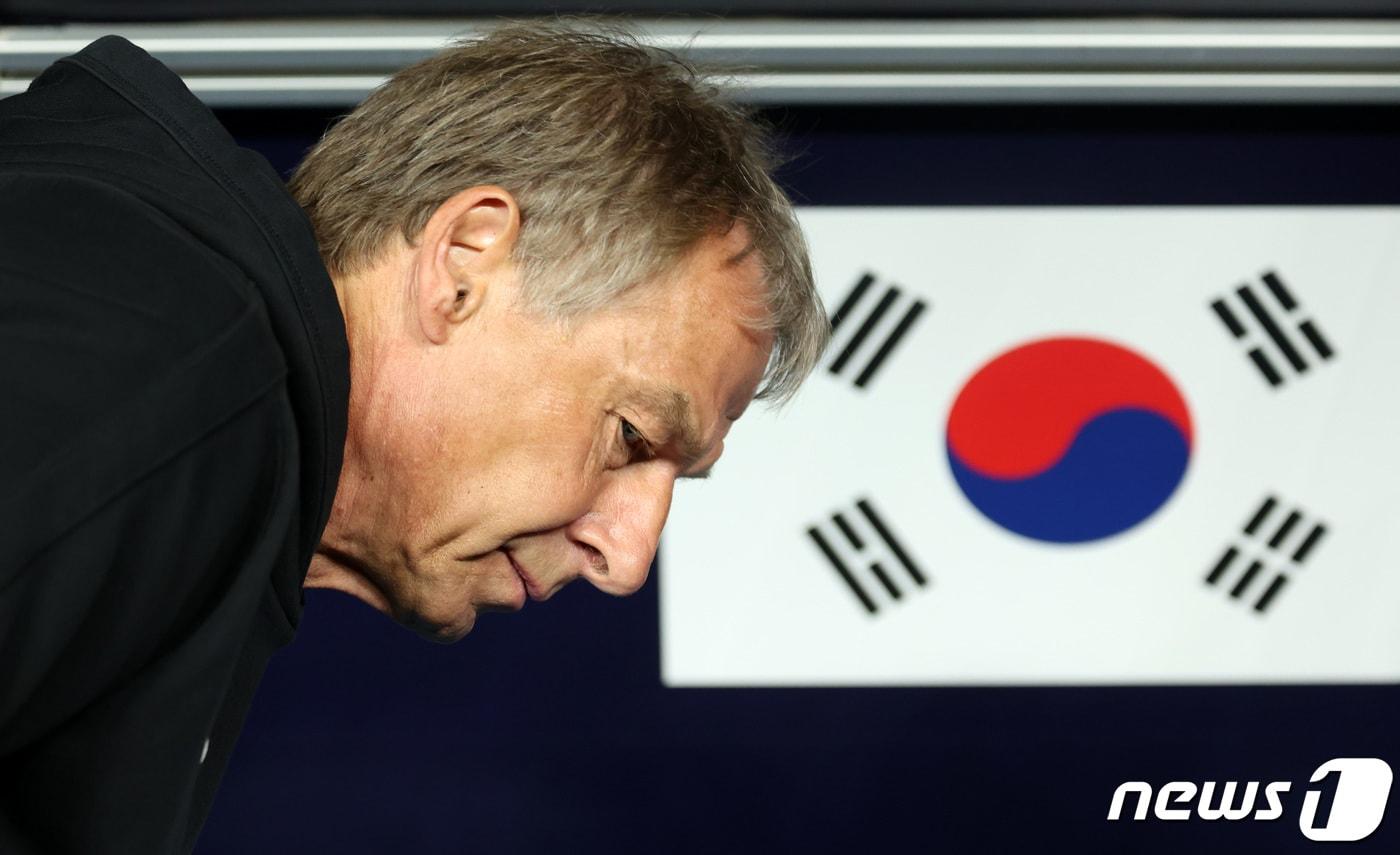 본문 이미지 - 대한민국 위르겐 클린스만 감독이 2일(현지시간) 카타르 알와크라 알자누브 스타디움에서 열린 2023 아시아축구연맹(AFC) 카타르 아시안컵 8강전 호주와 대한민국의 경기에서 생각에 잠겨 있다. 2024.2.3/뉴스1 ⓒ News1 김성진 기자