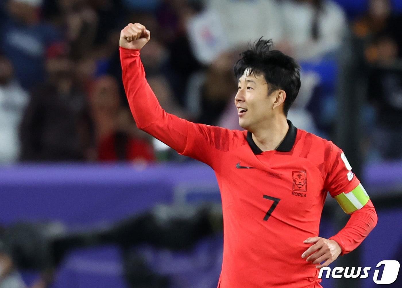 본문 이미지 - 대한민국 손흥민이 2일(현지시간) 카타르 알와크라 알자누브 스타디움에서 열린 2023 아시아축구연맹(AFC) 카타르 아시안컵 8강전 호주와 대한민국의 경기 연장 전반에서 황희찬이 얻어낸 프리킥으로 역전골을 넣은 뒤 세리머니를 하고 있다. 2024.2.3/뉴스1 ⓒ News1 김성진 기자