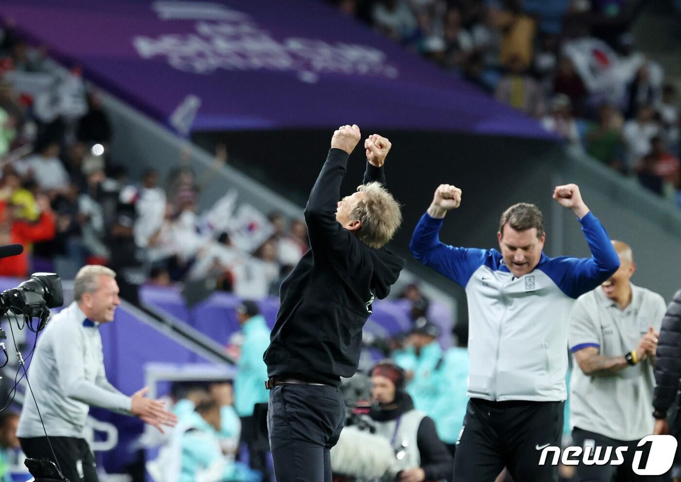 대한민국 위르겐 클린스만 감독이 2일(현지시간) 카타르 알와크라 알자누브 스타디움에서 열린 2023 아시아축구연맹(AFC) 카타르 아시안컵 8강전 호주와 대한민국의 경기, 연장 승부 끝에 2-1로 승리를 거두며 4강에 진출한 후 기뻐하고 있다. 2024.2.3/뉴스1 ⓒ News1 김성진 기자